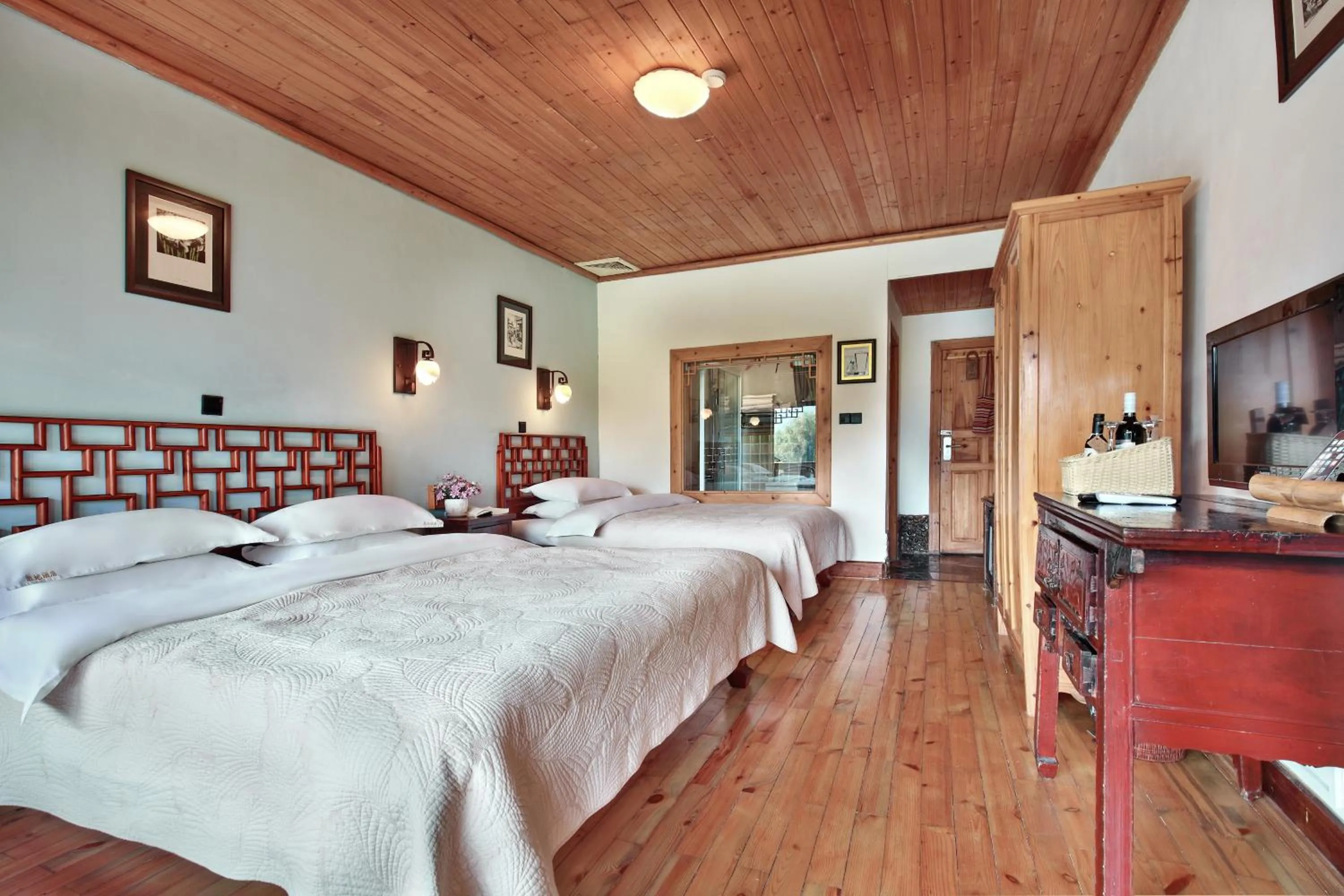 Photo of the whole room, Bed in Yangshuo Mountain Retreat