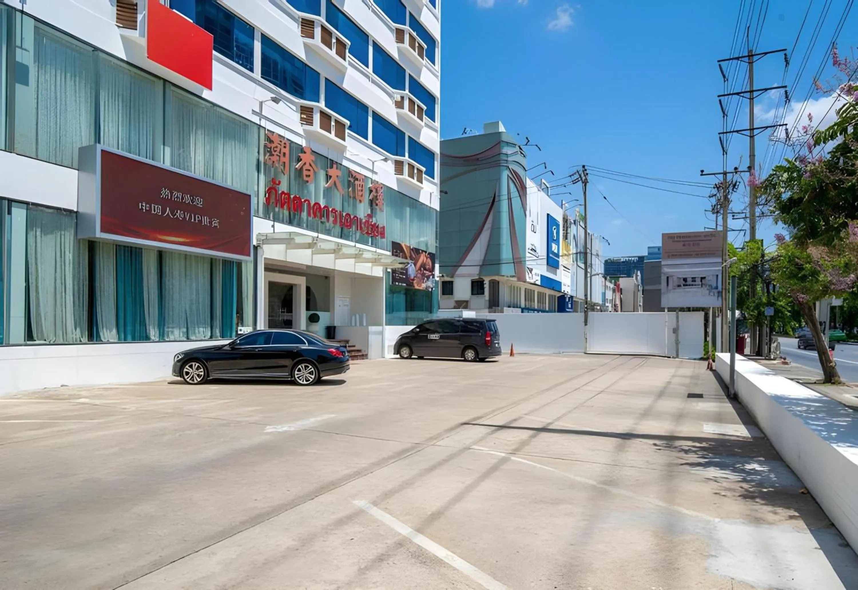 Property building in Palette The Travellers Hotel Bangkok