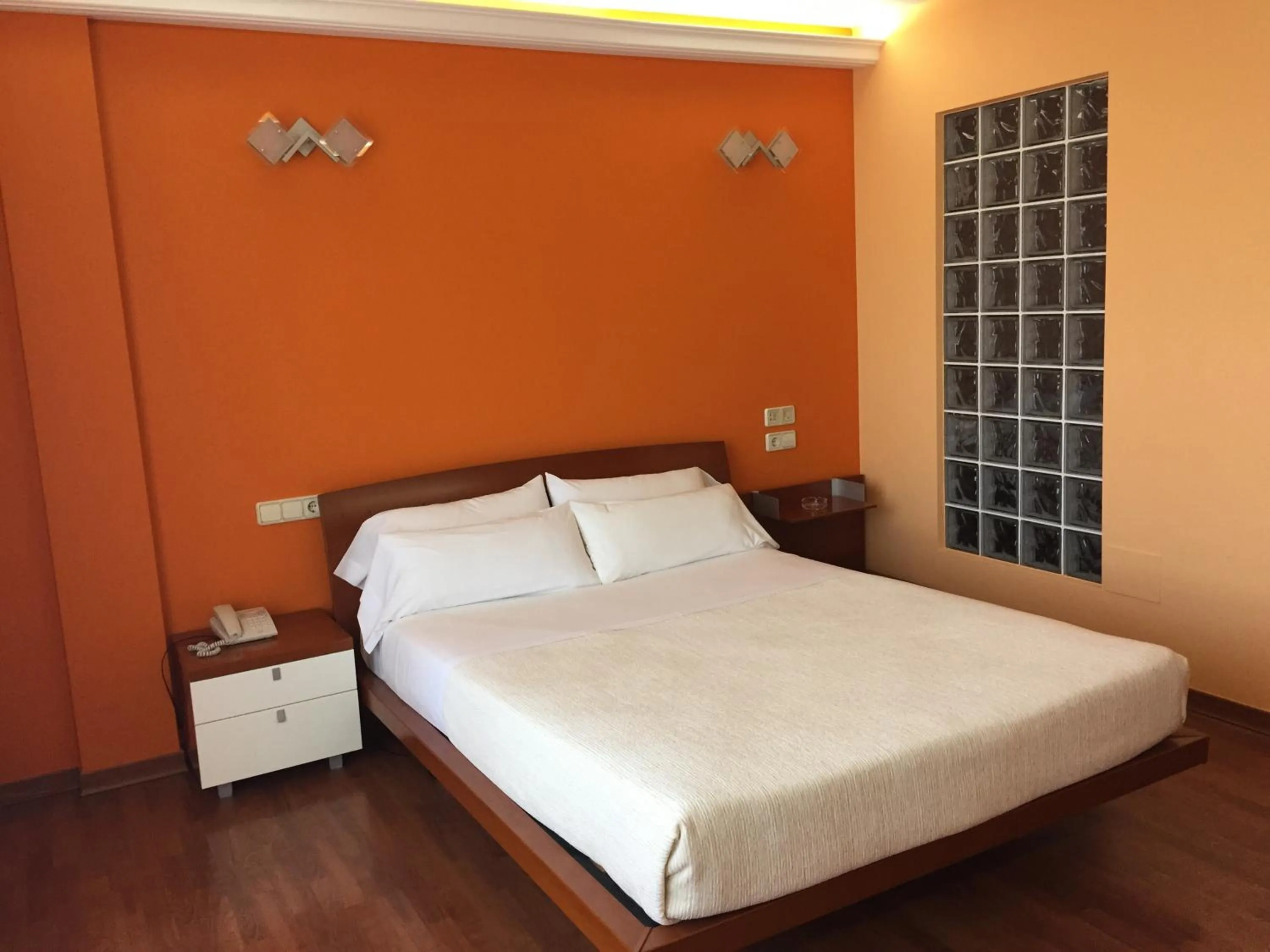 Photo of the whole room in Motel Abalo