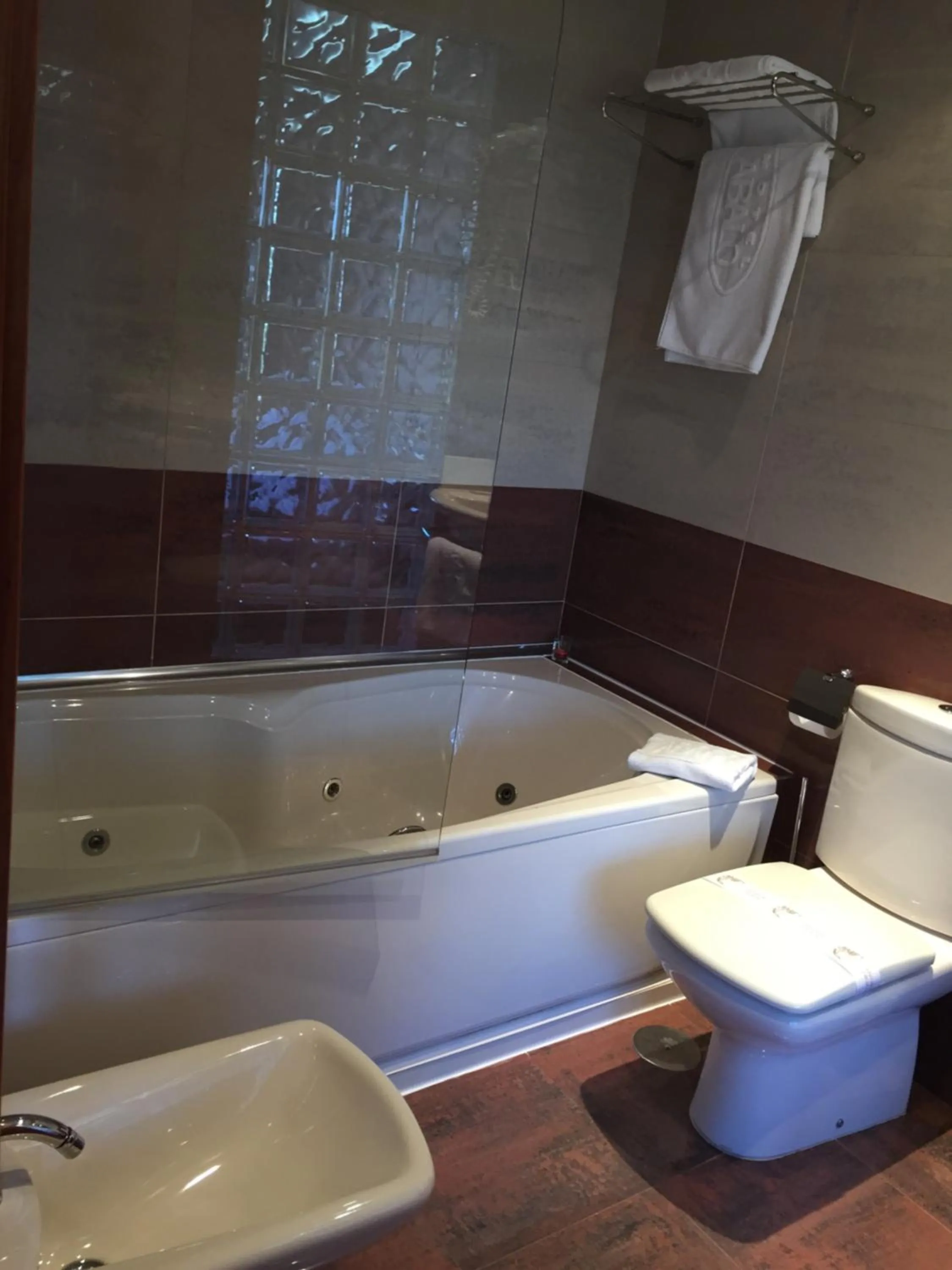 Toilet in Motel Abalo