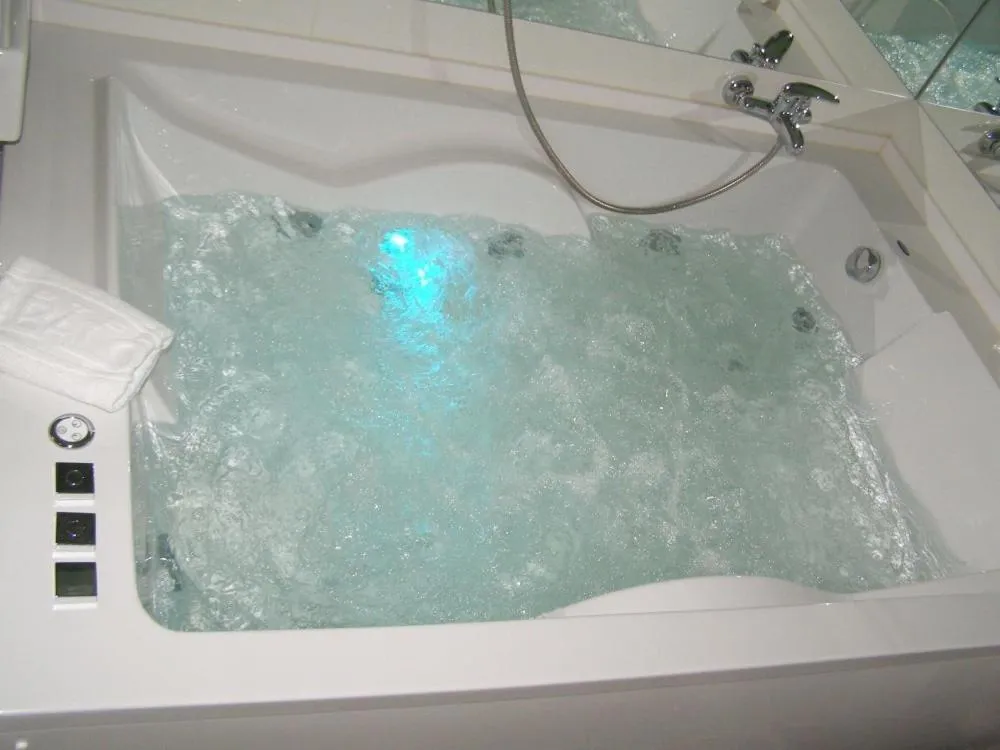 Hot Tub in Motel Abalo