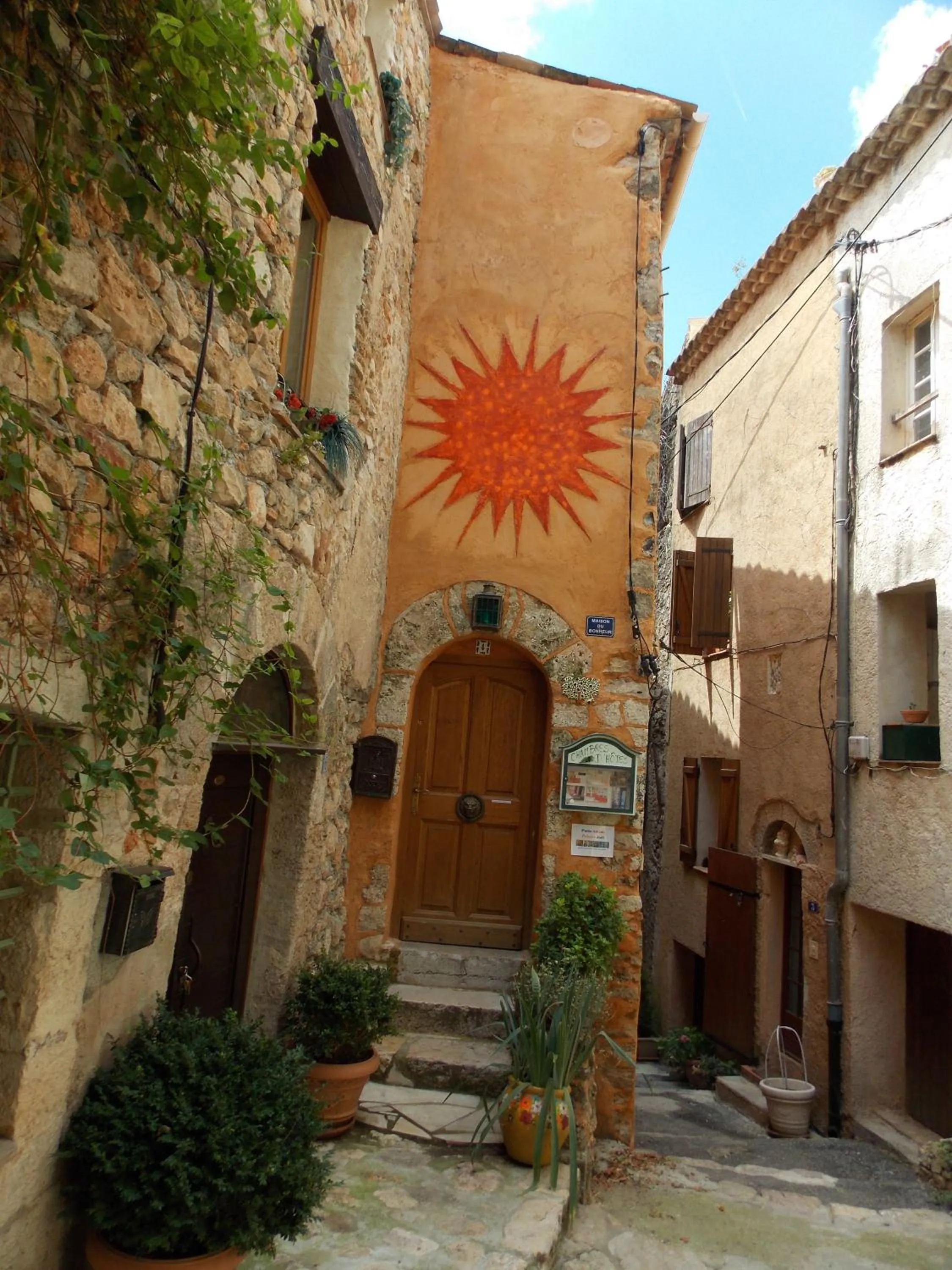 Facade/entrance in La Maison Du Bonheur