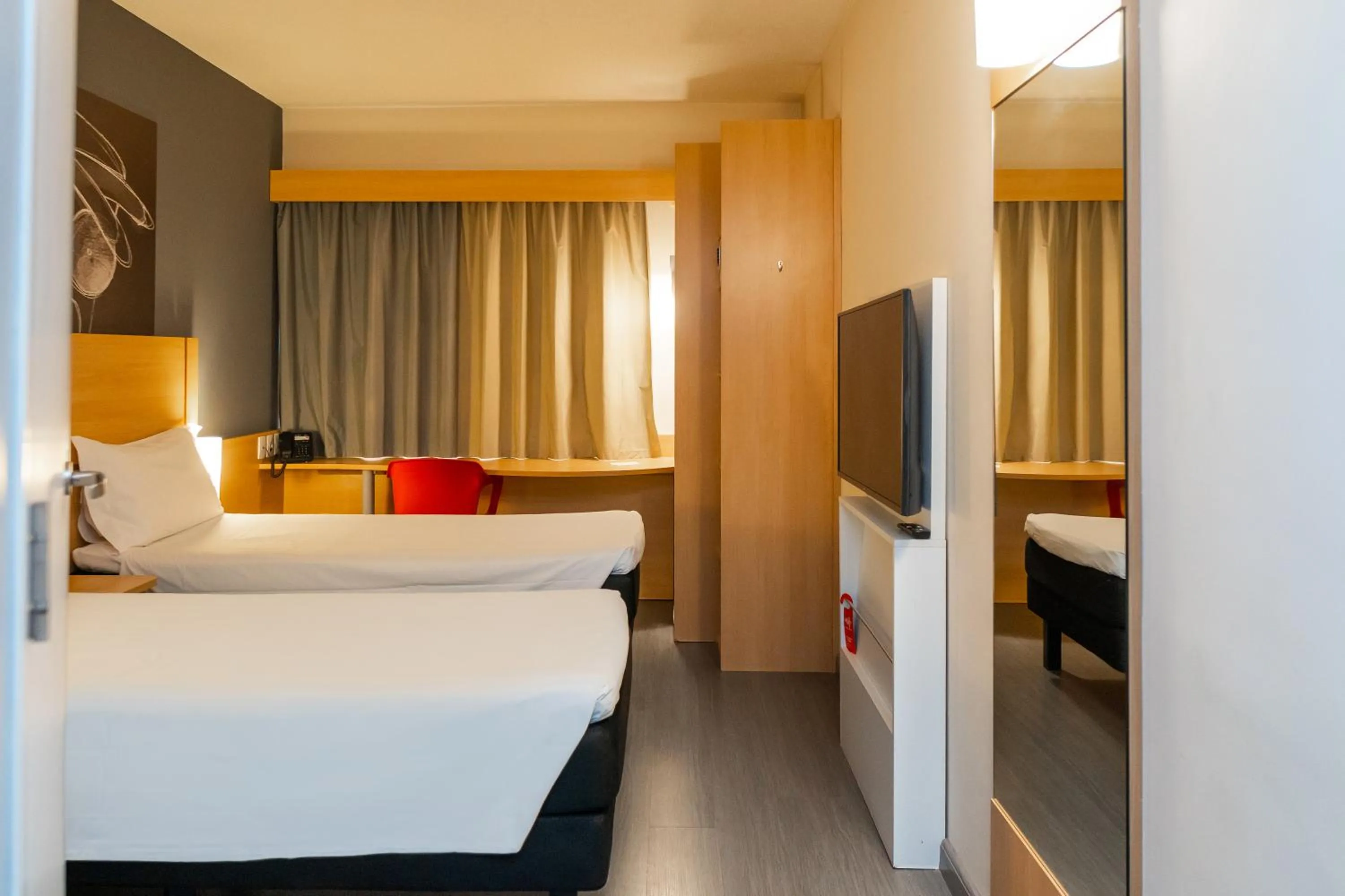 Bedroom, Bed in Ibis Porto Alegre Assis Brasil