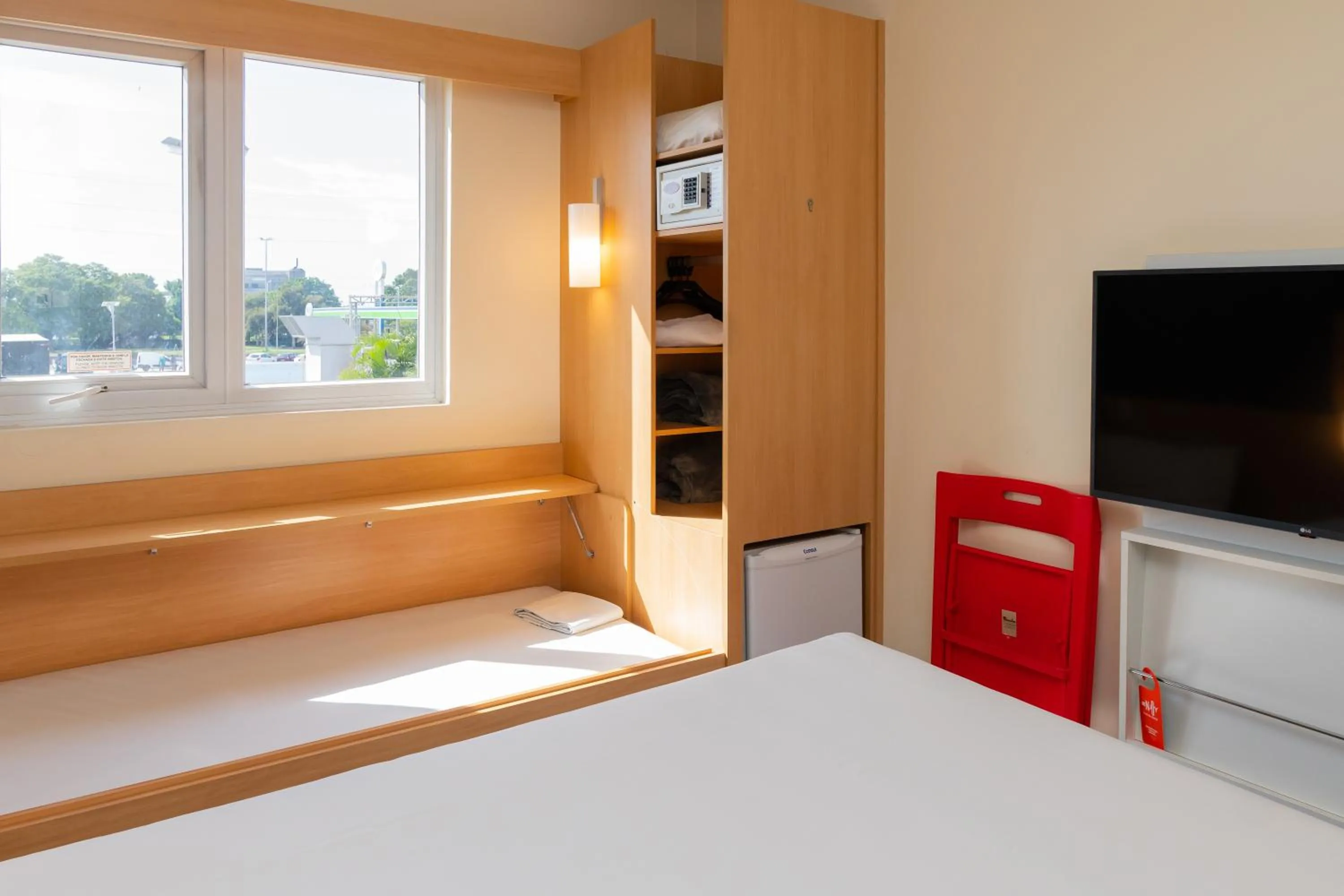 Bedroom, Bed in Ibis Porto Alegre Assis Brasil