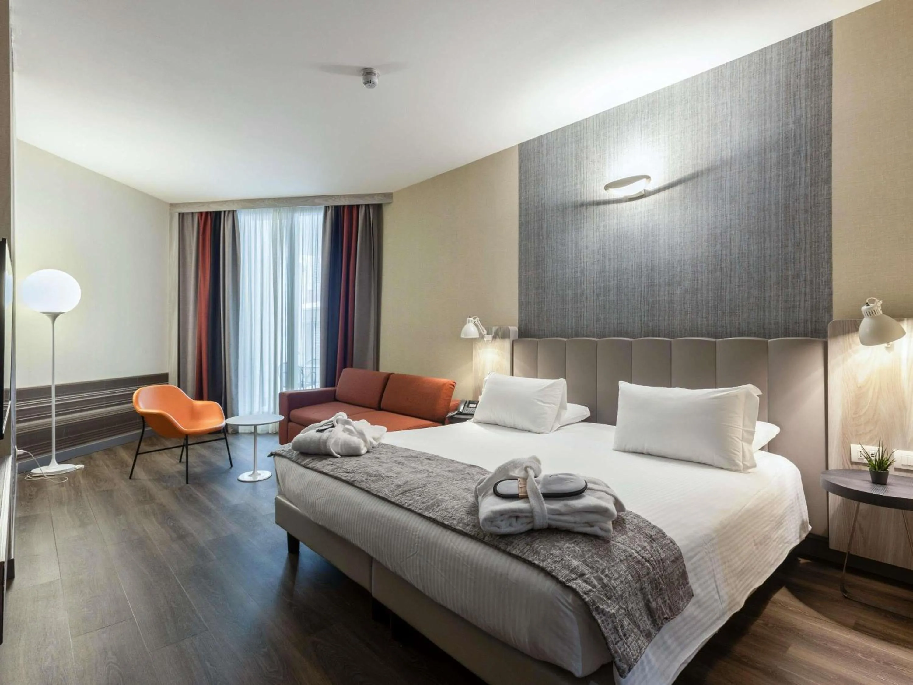 Property building, Bed in Mercure Firenze Centro