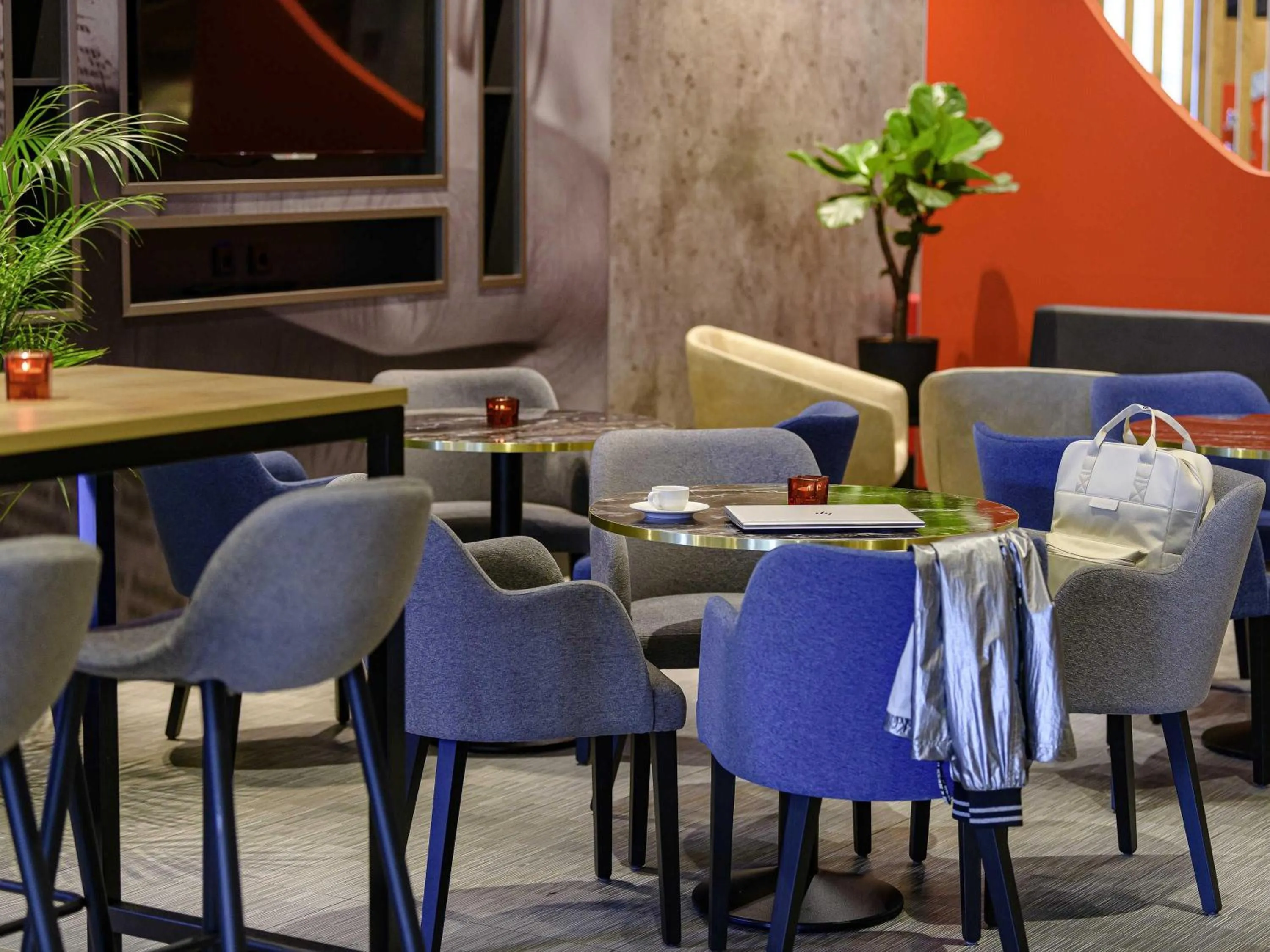 Lounge or bar in Ibis Berlin Hauptbahnhof