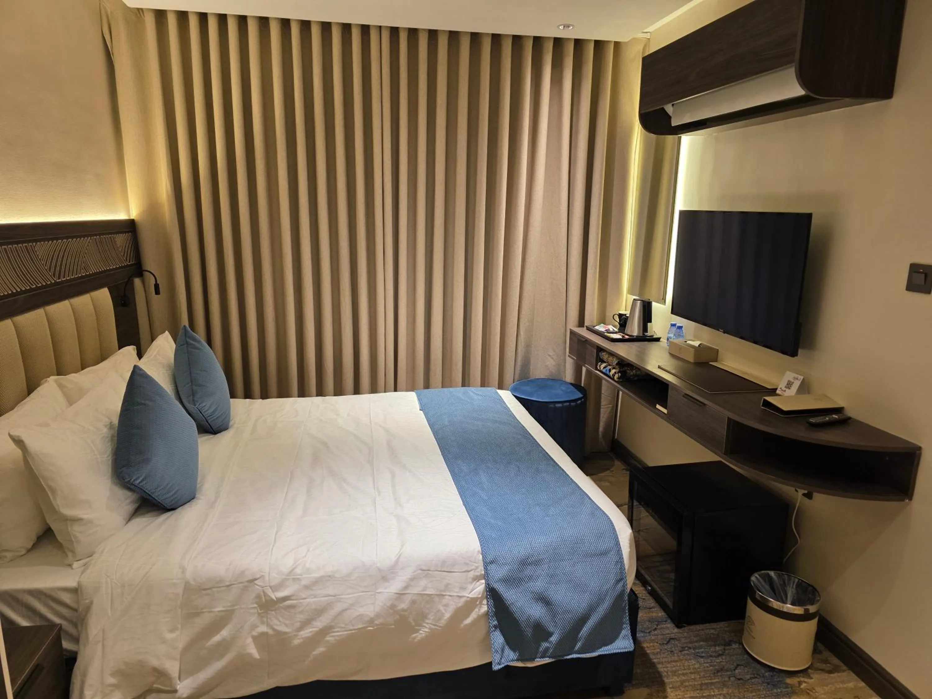 Bedroom, Bed in Sedra Global Hotel, Madinah