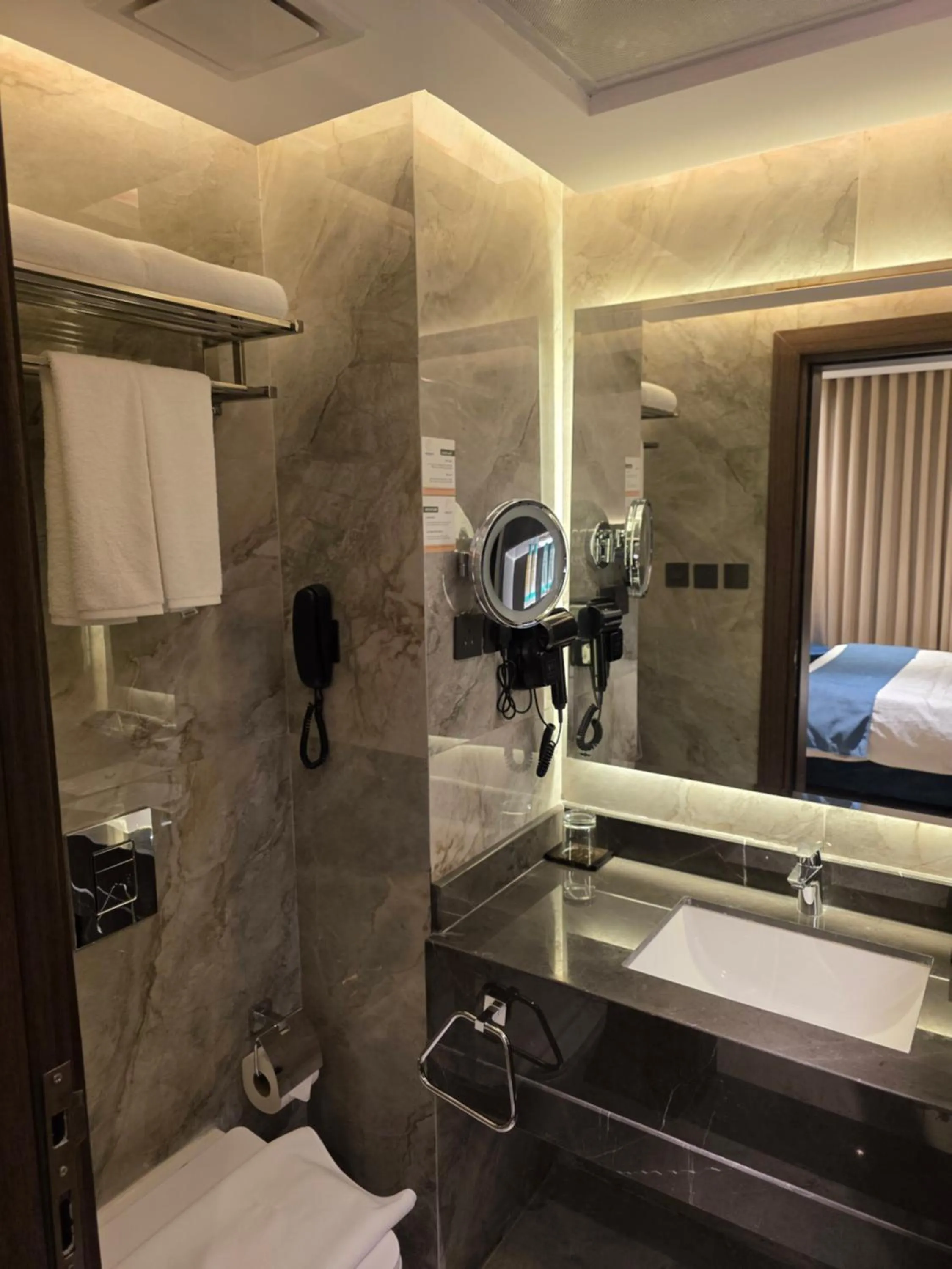 Bathroom, Bed in Sedra Global Hotel, Madinah