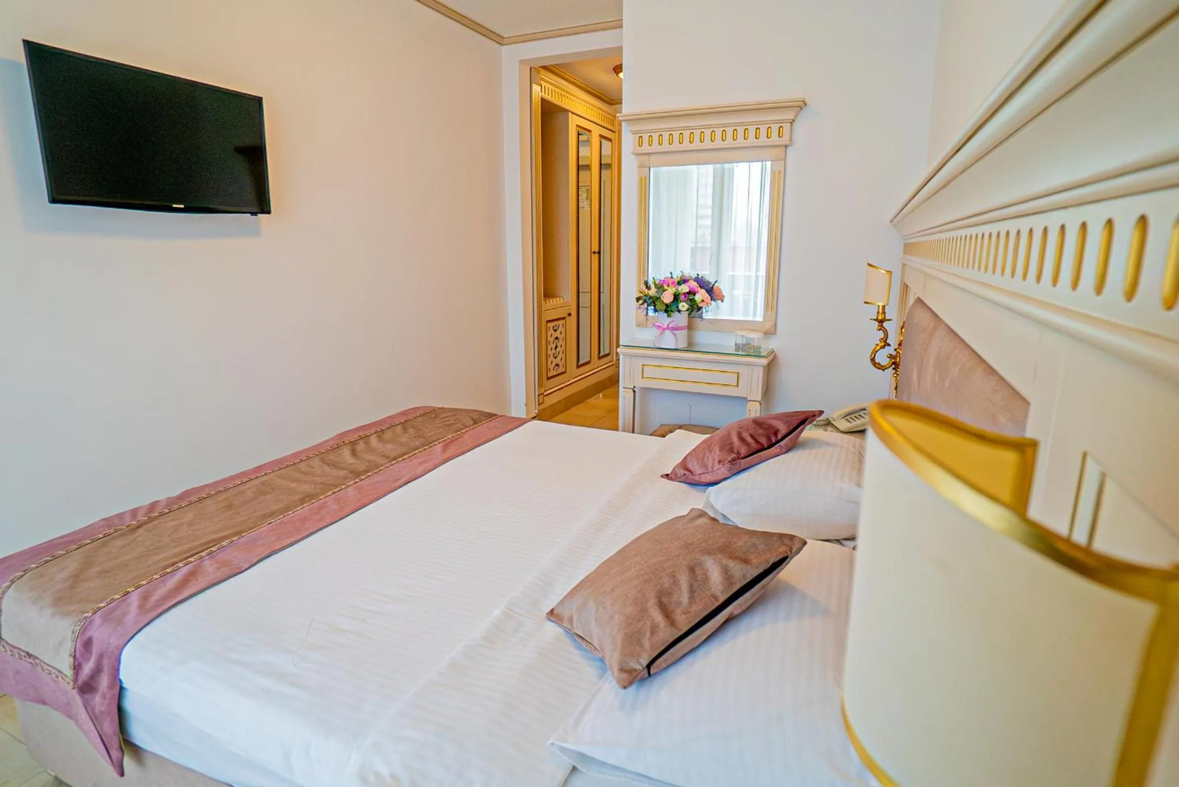 Bed in Hotel Sulina International