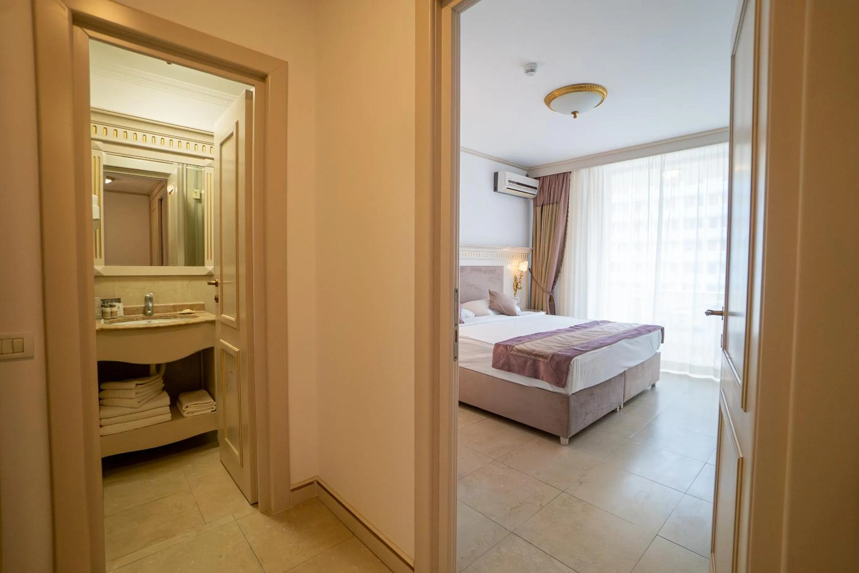 Bed in Hotel Sulina International