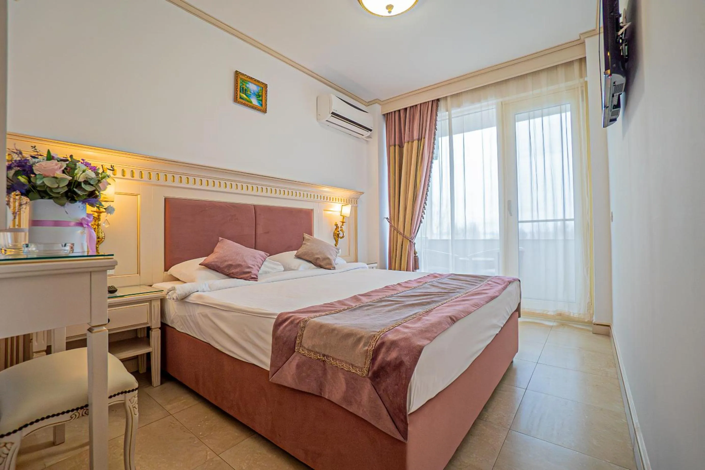 Bed in Hotel Sulina International