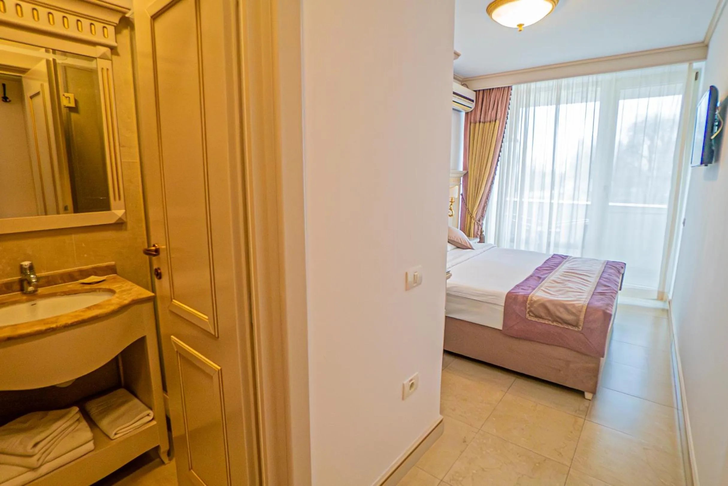 Bed in Hotel Sulina International