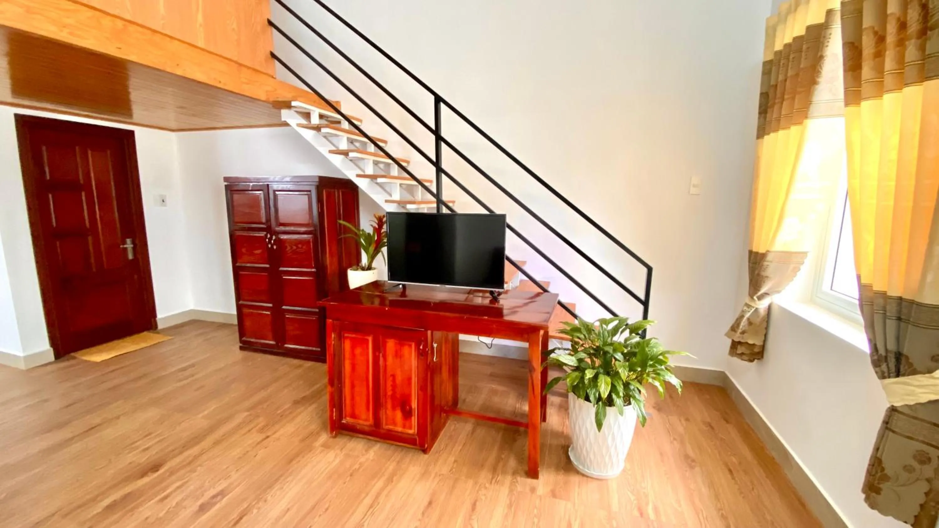 Communal lounge/ TV room in Lê Mùi Hotel - Apartment