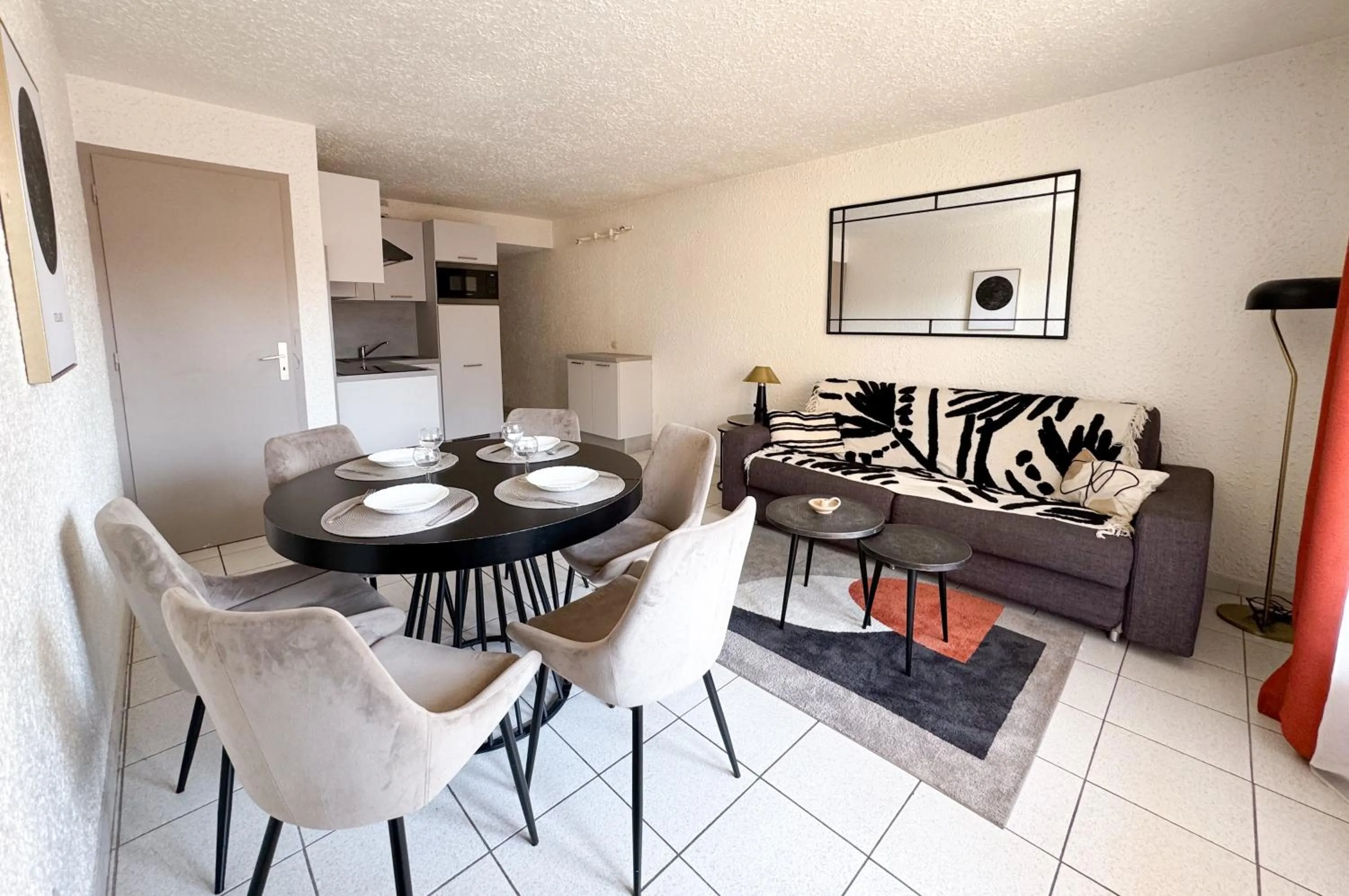 Kitchen or kitchenette in Malibu Village