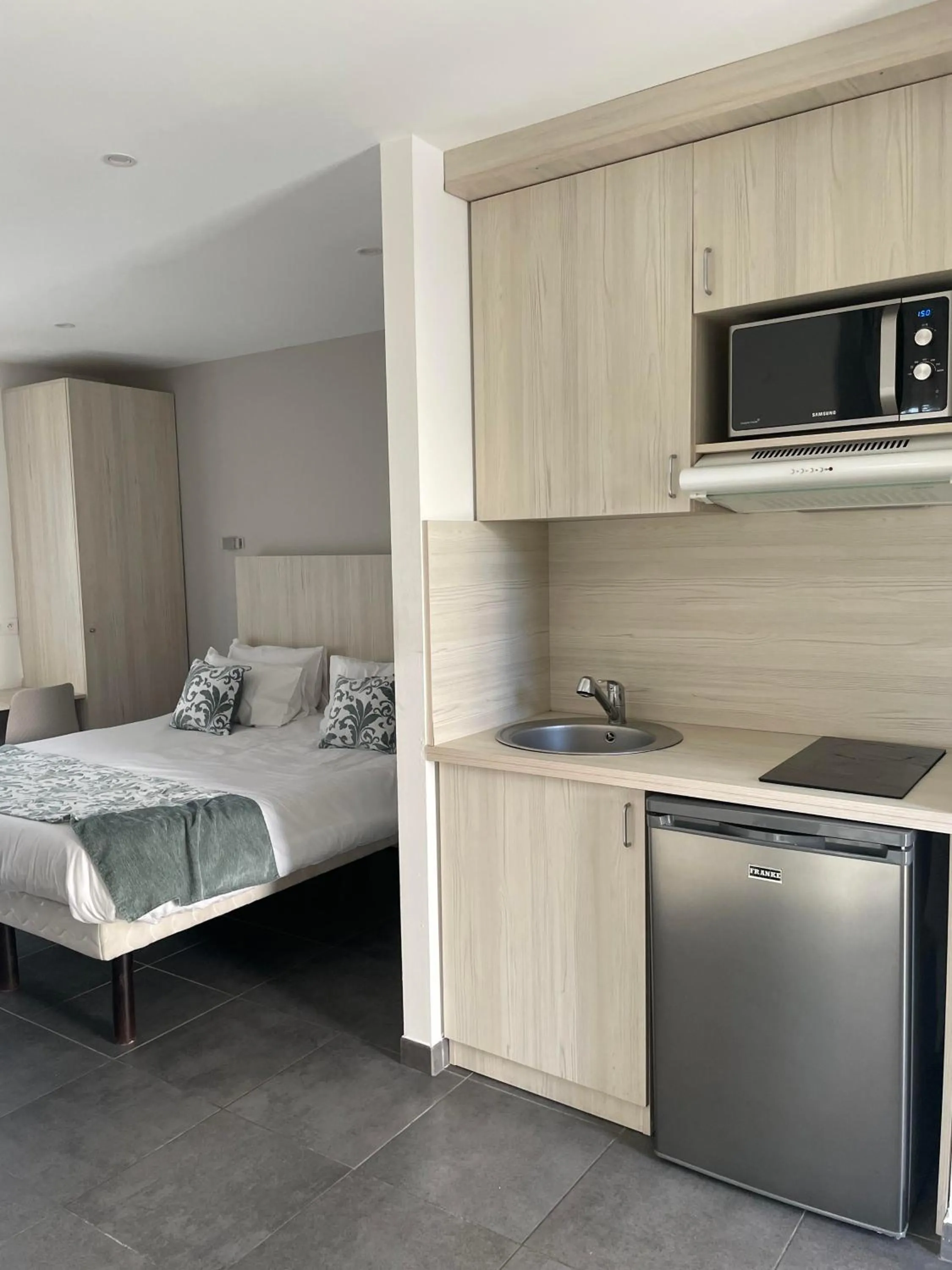 Kitchen or kitchenette, Bed in Malibu Village