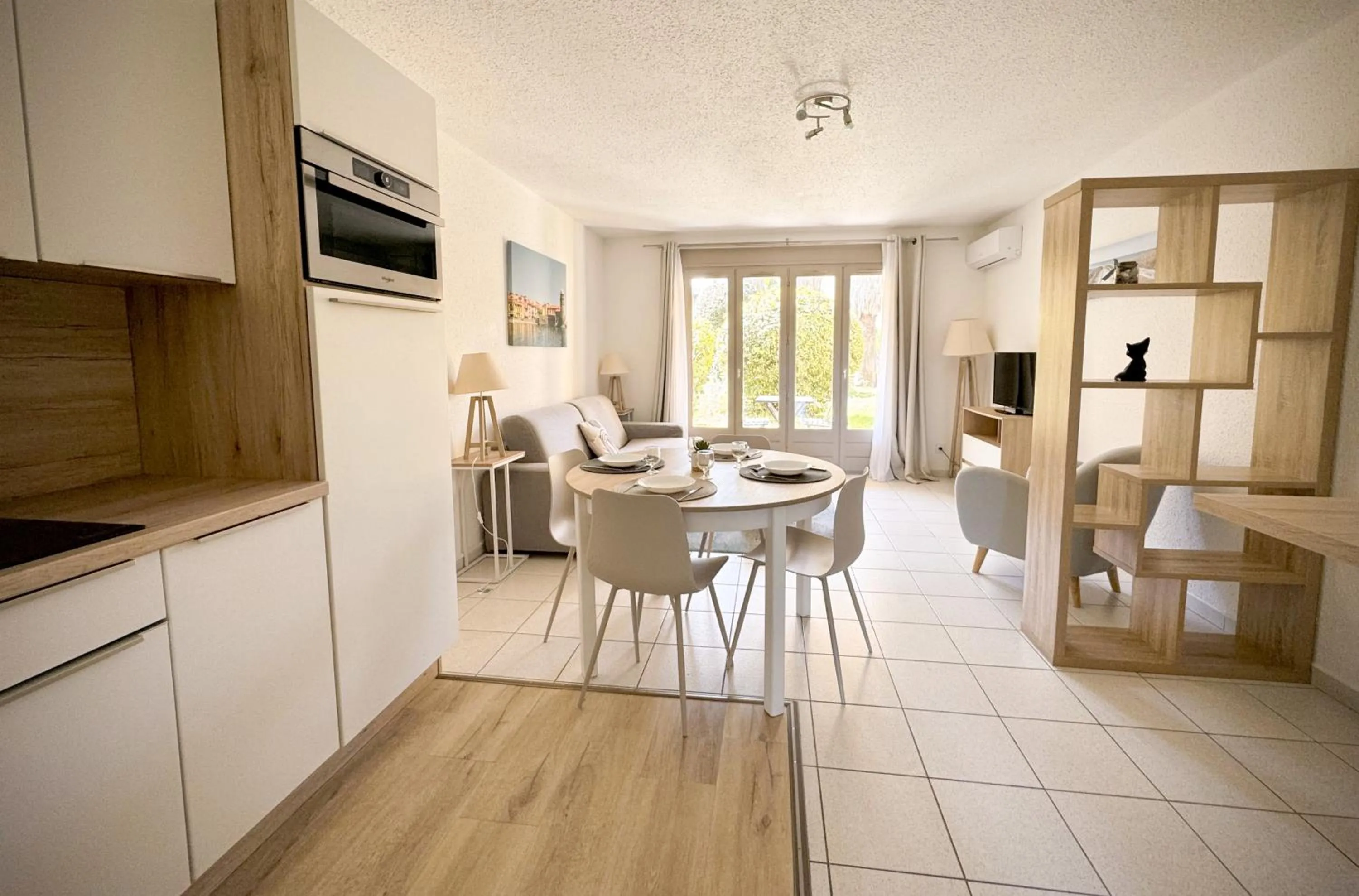 Kitchen or kitchenette in Malibu Village