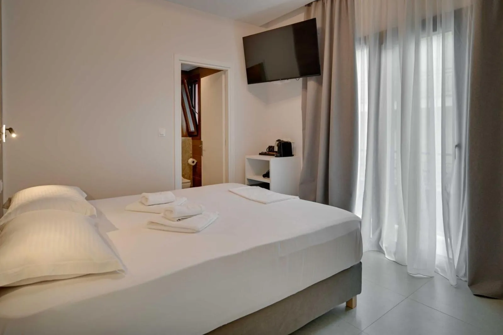 Bed in Z Inn Ioannina