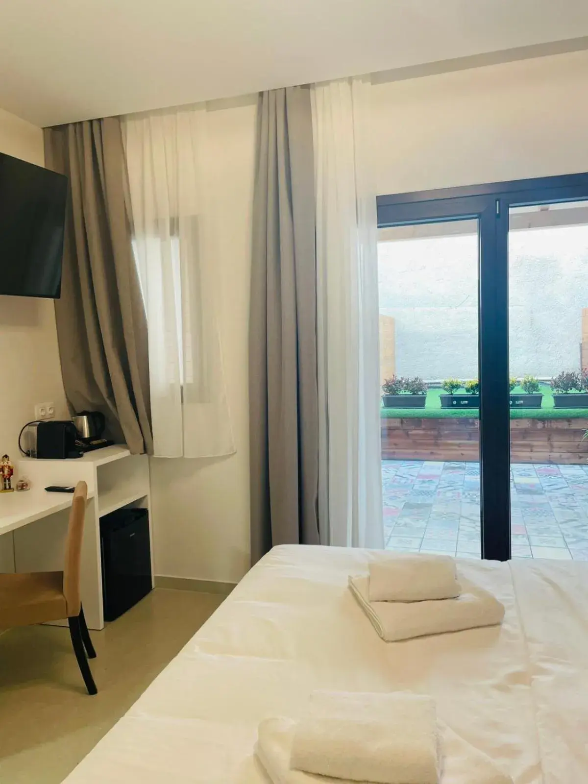 Superior Double Room with Balcony in Z Inn Ioannina Superior Double Room with Balcony in Z Inn Ioannina