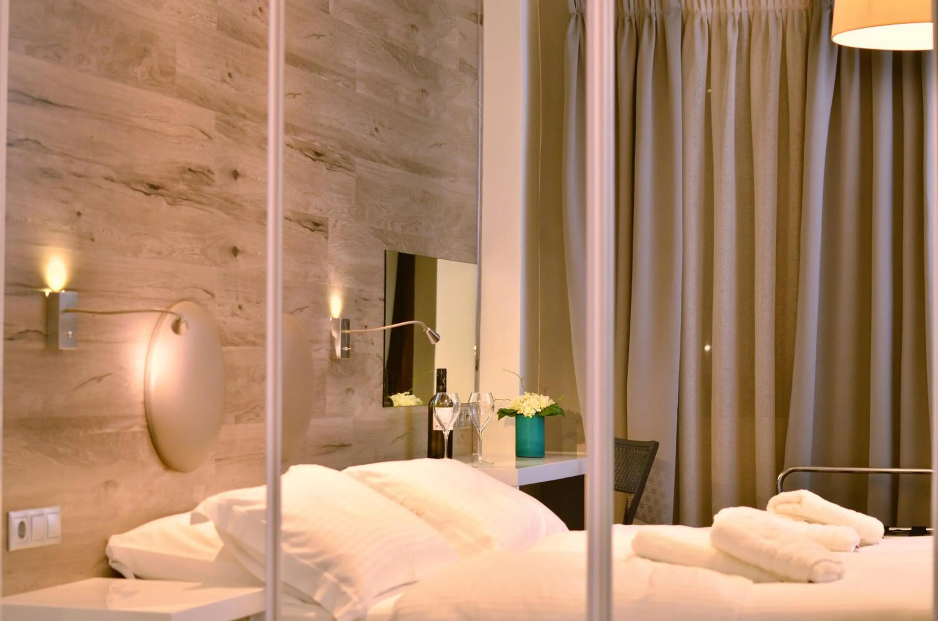 Photo of the whole room, Bed in Z Inn Ioannina