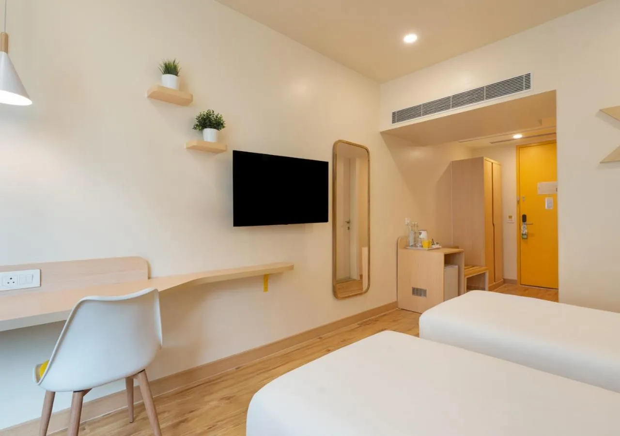 Bed in Bloom Hotel - DLF Road Gachibowli