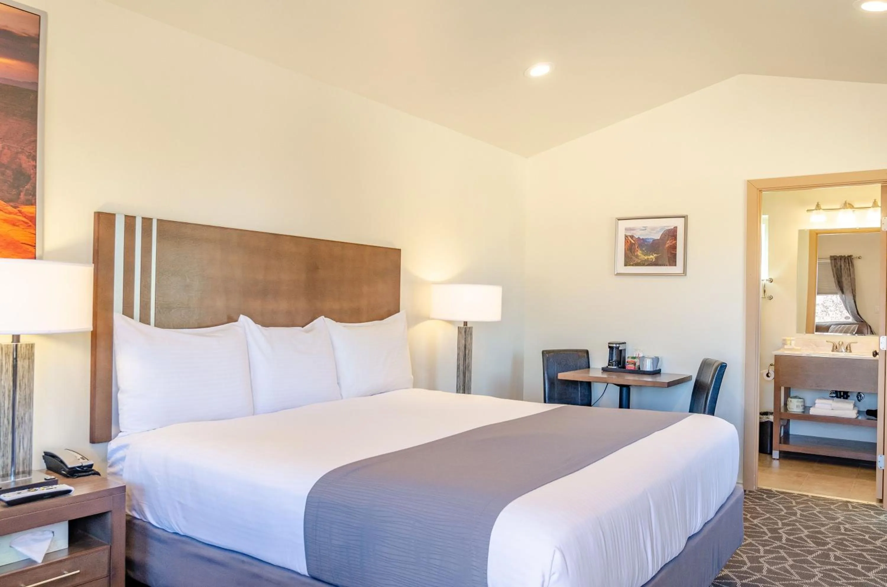 Bed in Mountain Ridge Cabins & Lodging Between Bryce and Zion National Park