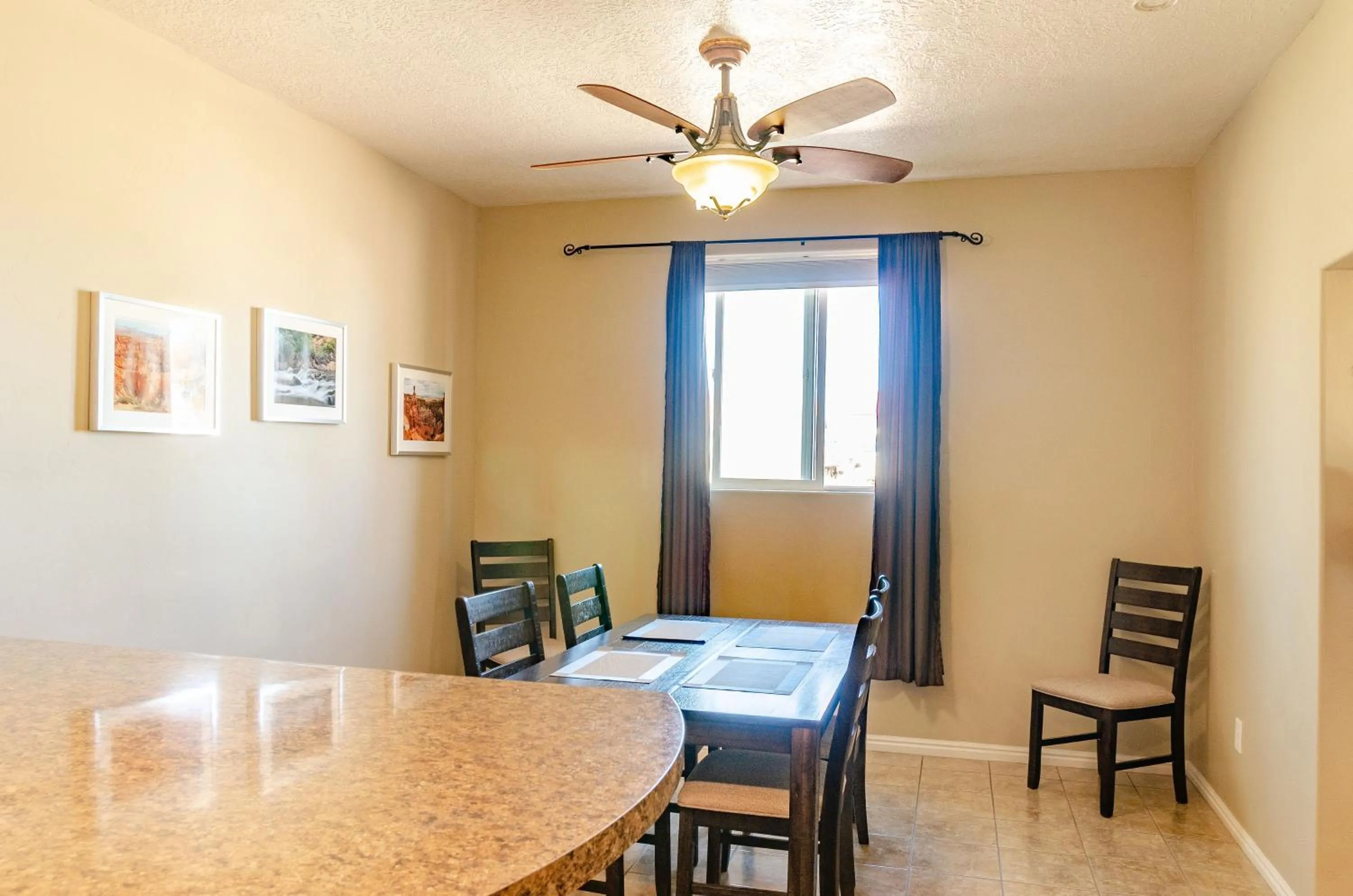 Living room in Mountain Ridge Cabins & Lodging Between Bryce and Zion National Park