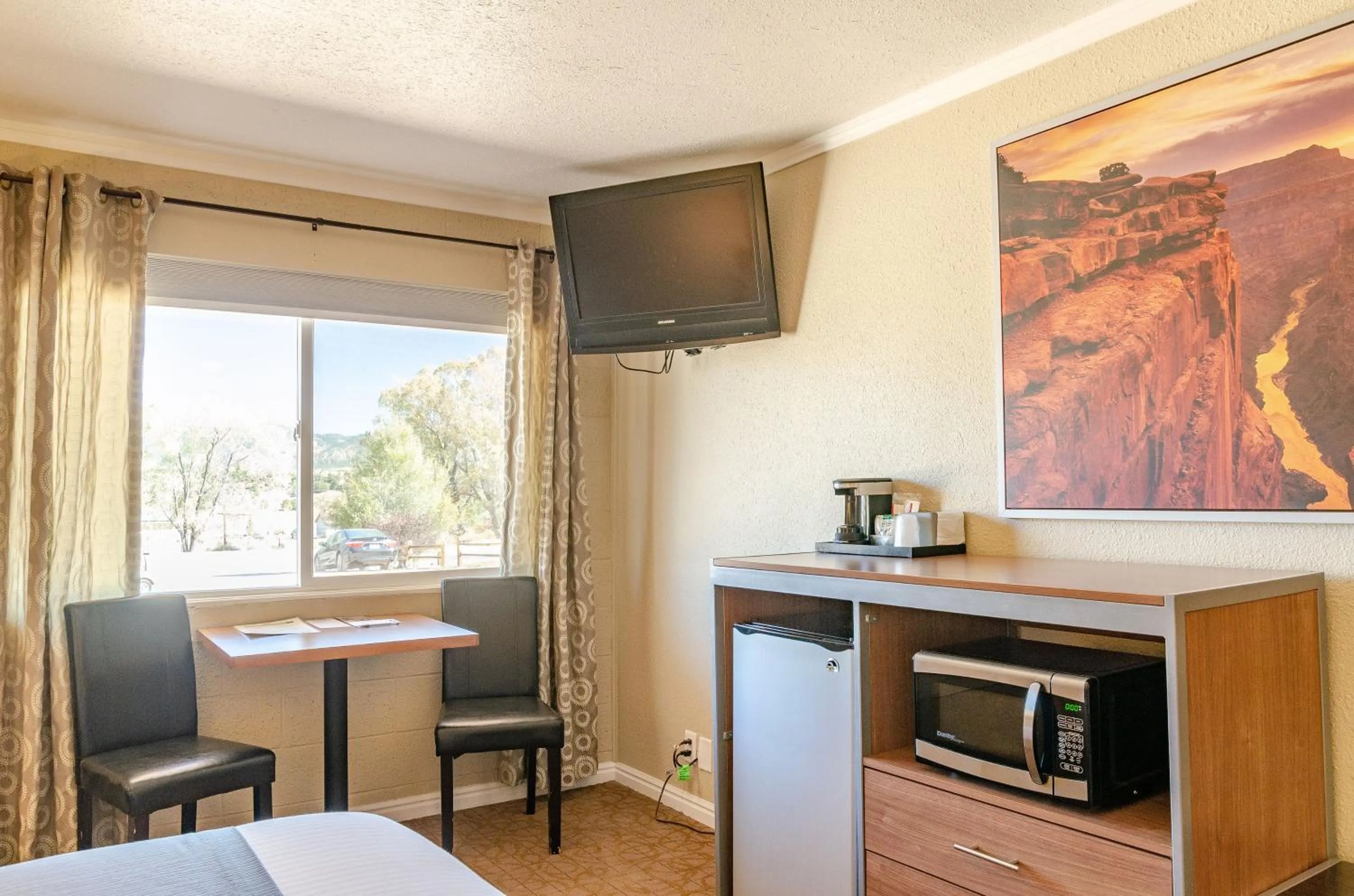 TV and multimedia in Mountain Ridge Cabins & Lodging Between Bryce and Zion National Park