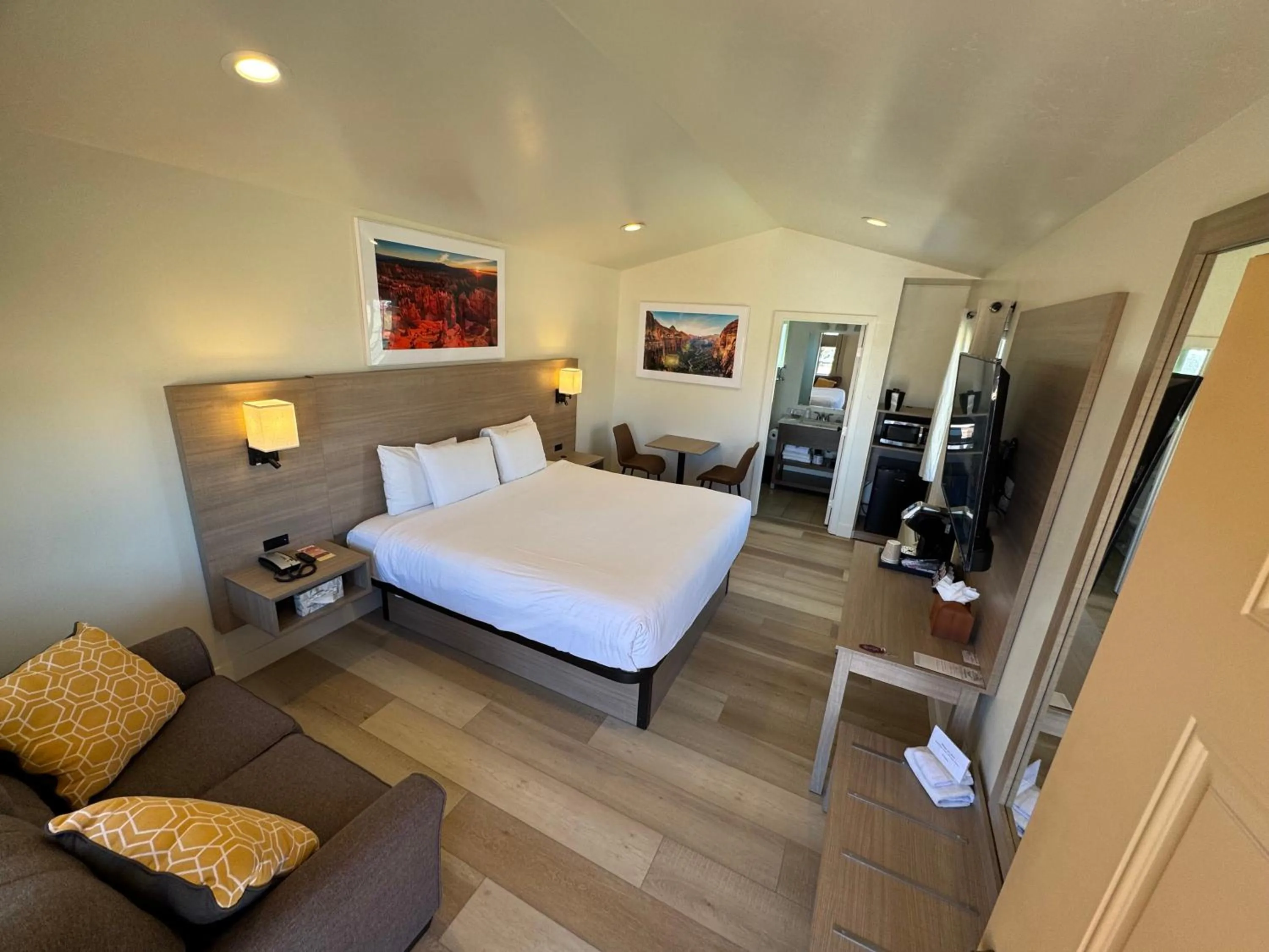 Bed in Mountain Ridge Cabins & Lodging Between Bryce and Zion National Park