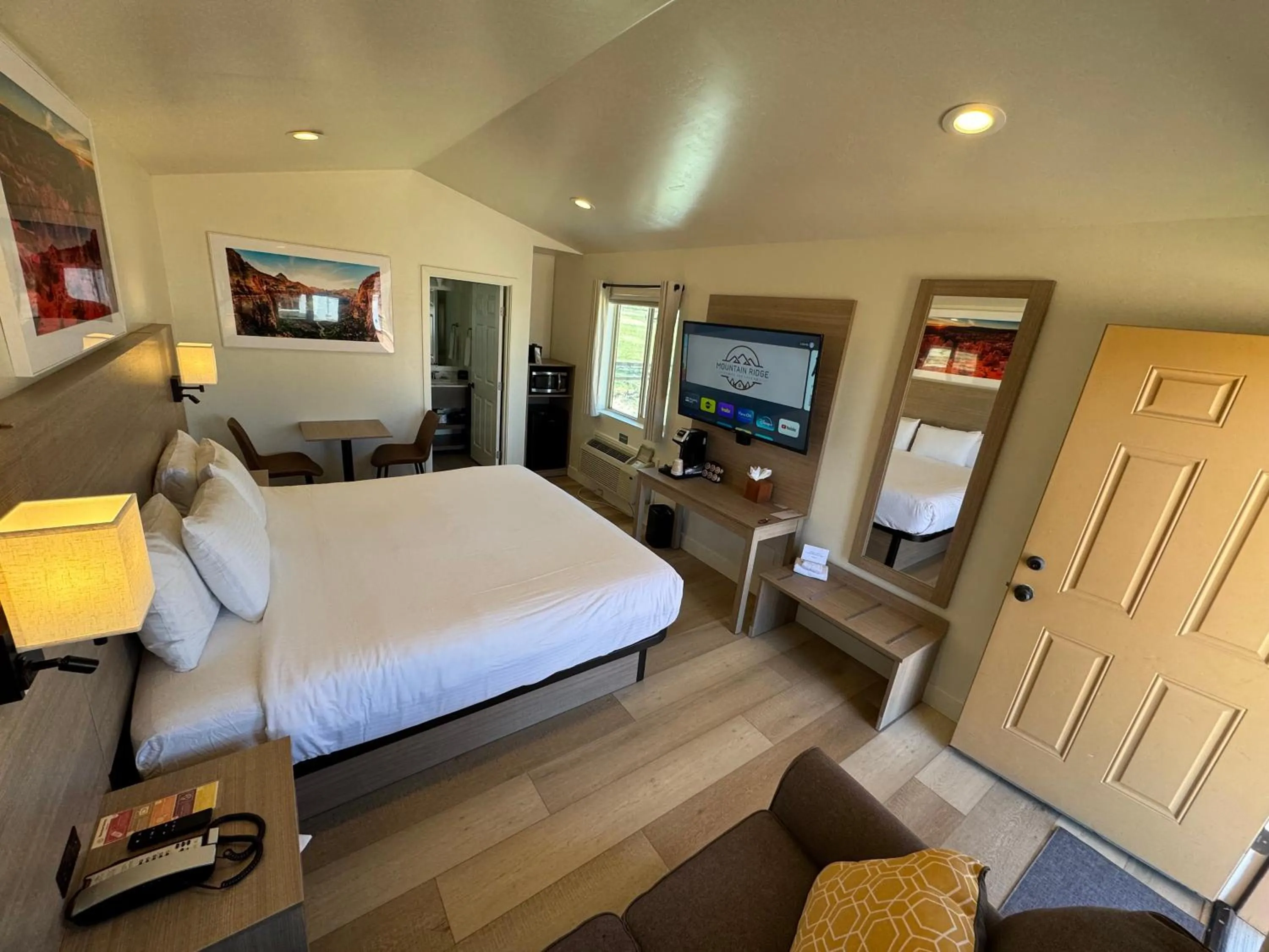 Bed in Mountain Ridge Cabins & Lodging Between Bryce and Zion National Park