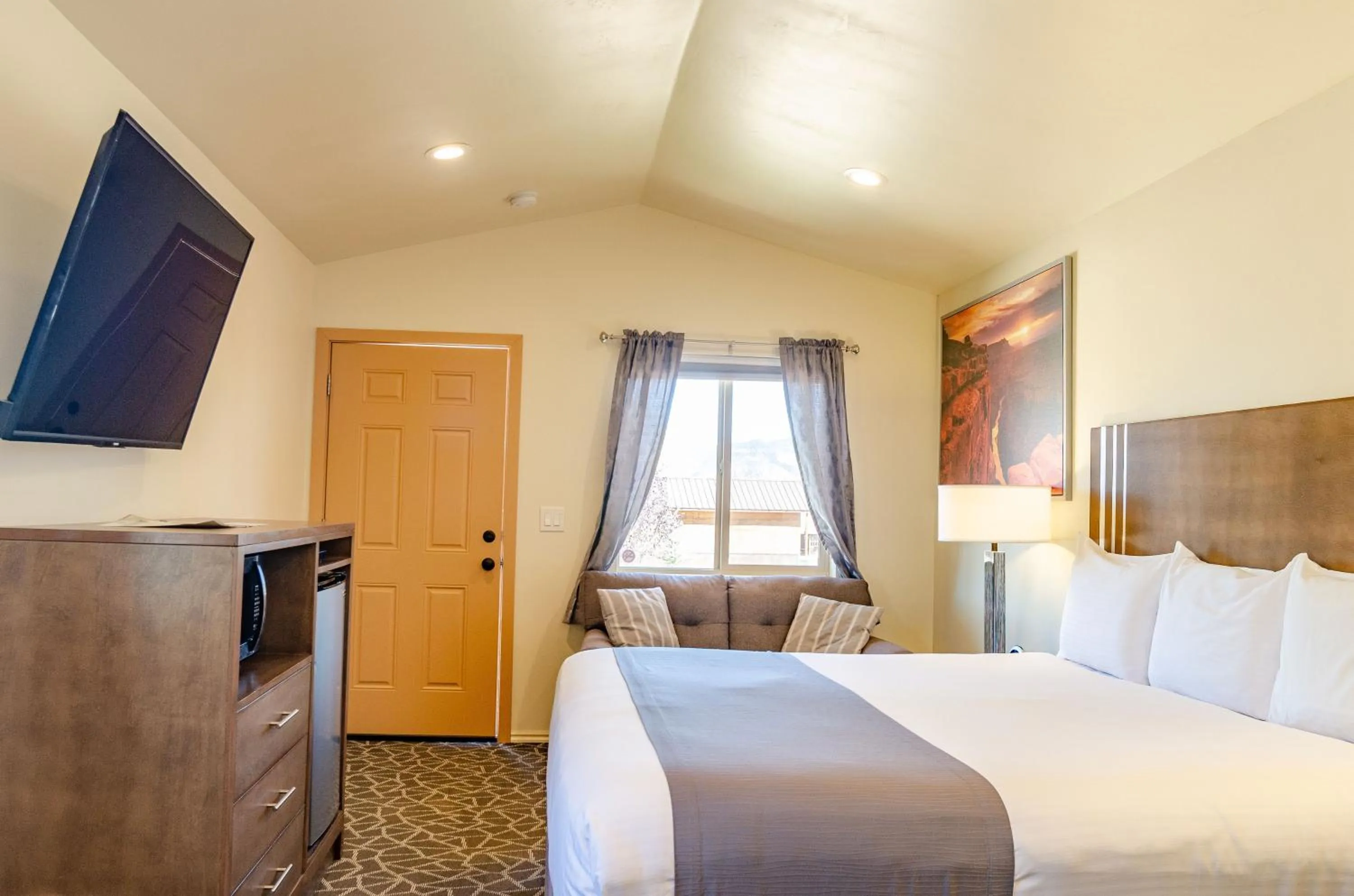 Bed in Mountain Ridge Cabins & Lodging Between Bryce and Zion National Park