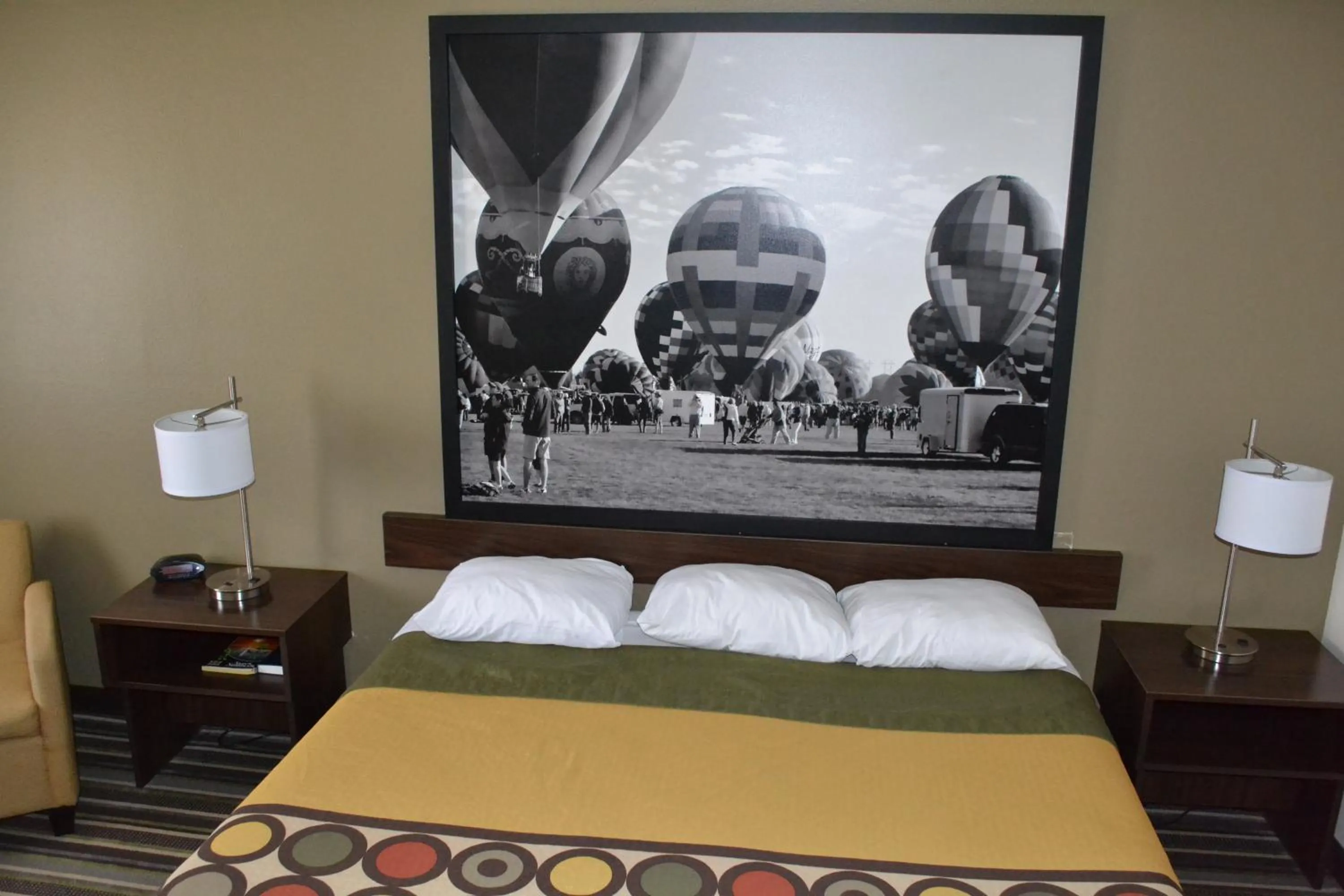 Decorative detail, Bed in Super 8 by Wyndham Roswell