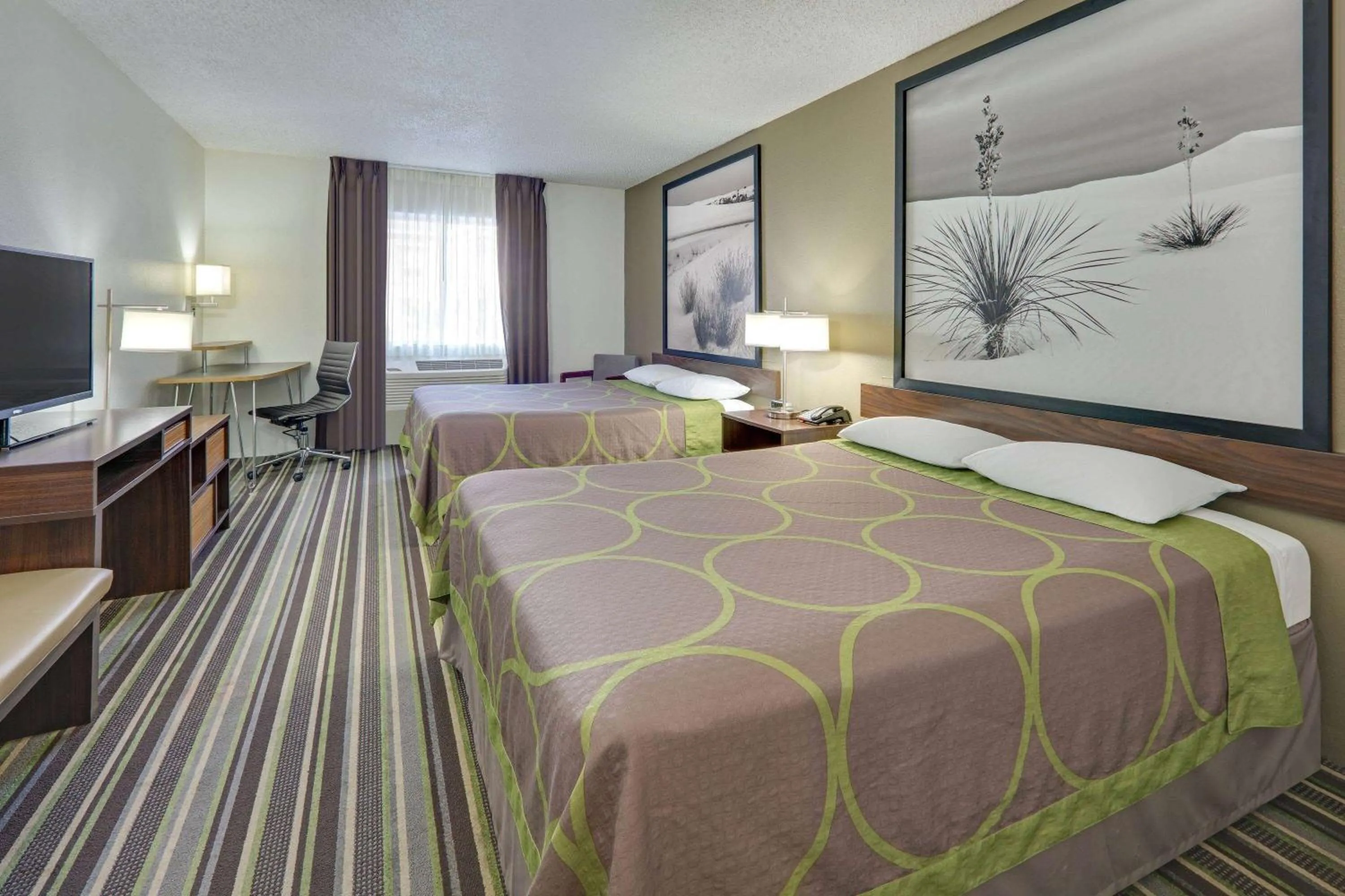 Photo of the whole room, Bed in Super 8 by Wyndham Roswell