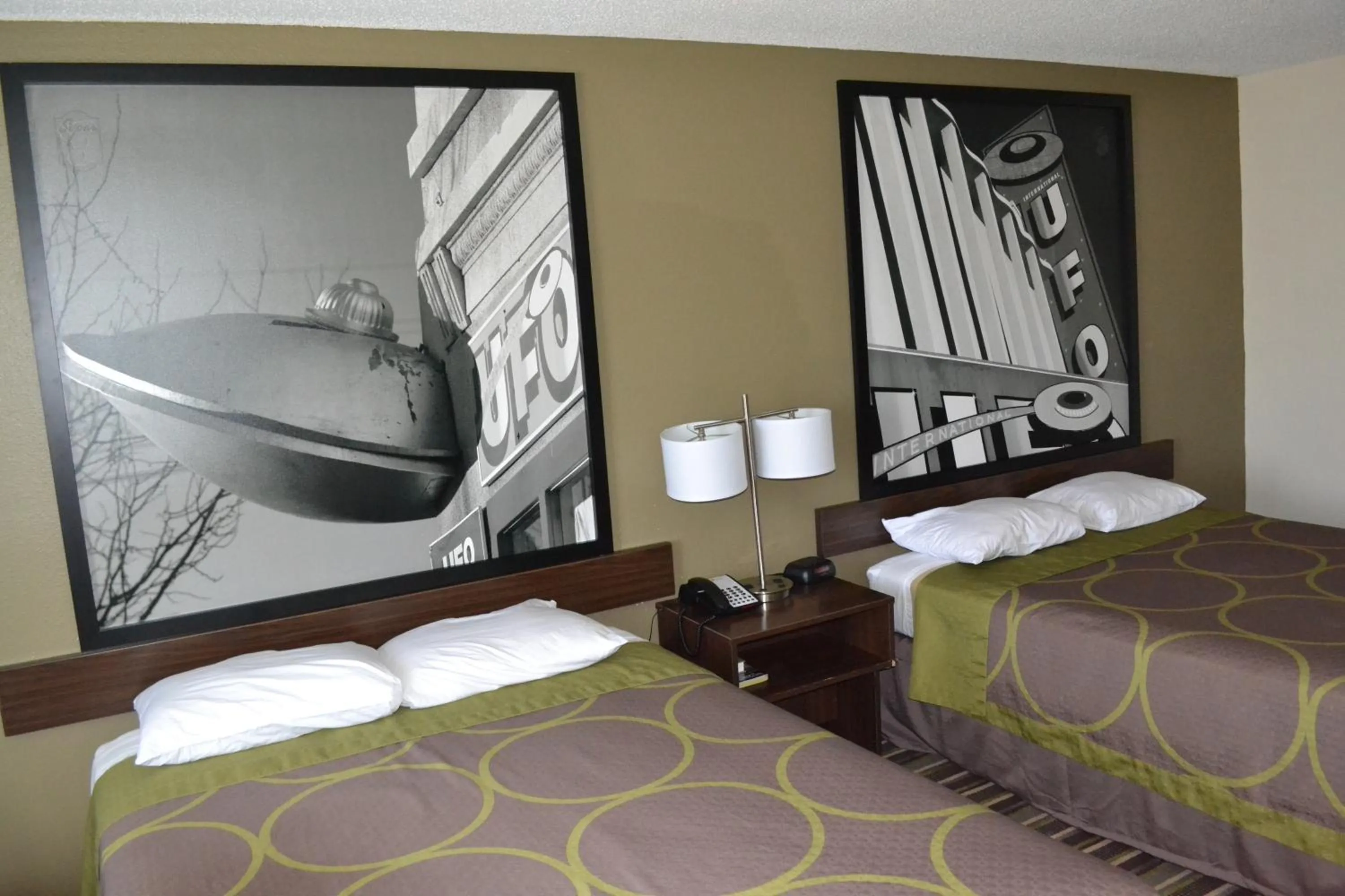 Decorative detail, Bed in Super 8 by Wyndham Roswell