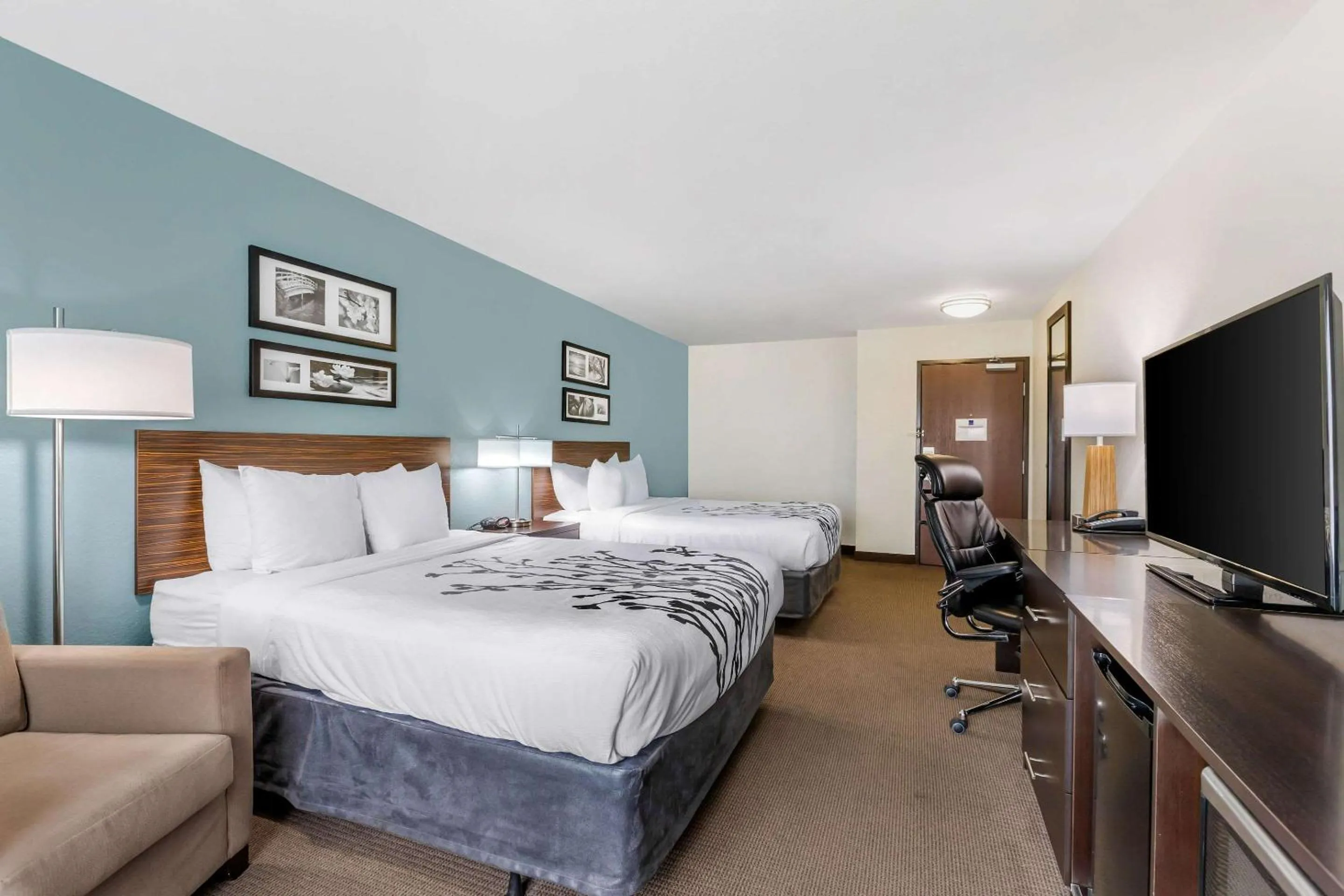 Photo of the whole room, Bed in Sleep Inn & Suites Ames near ISU Campus