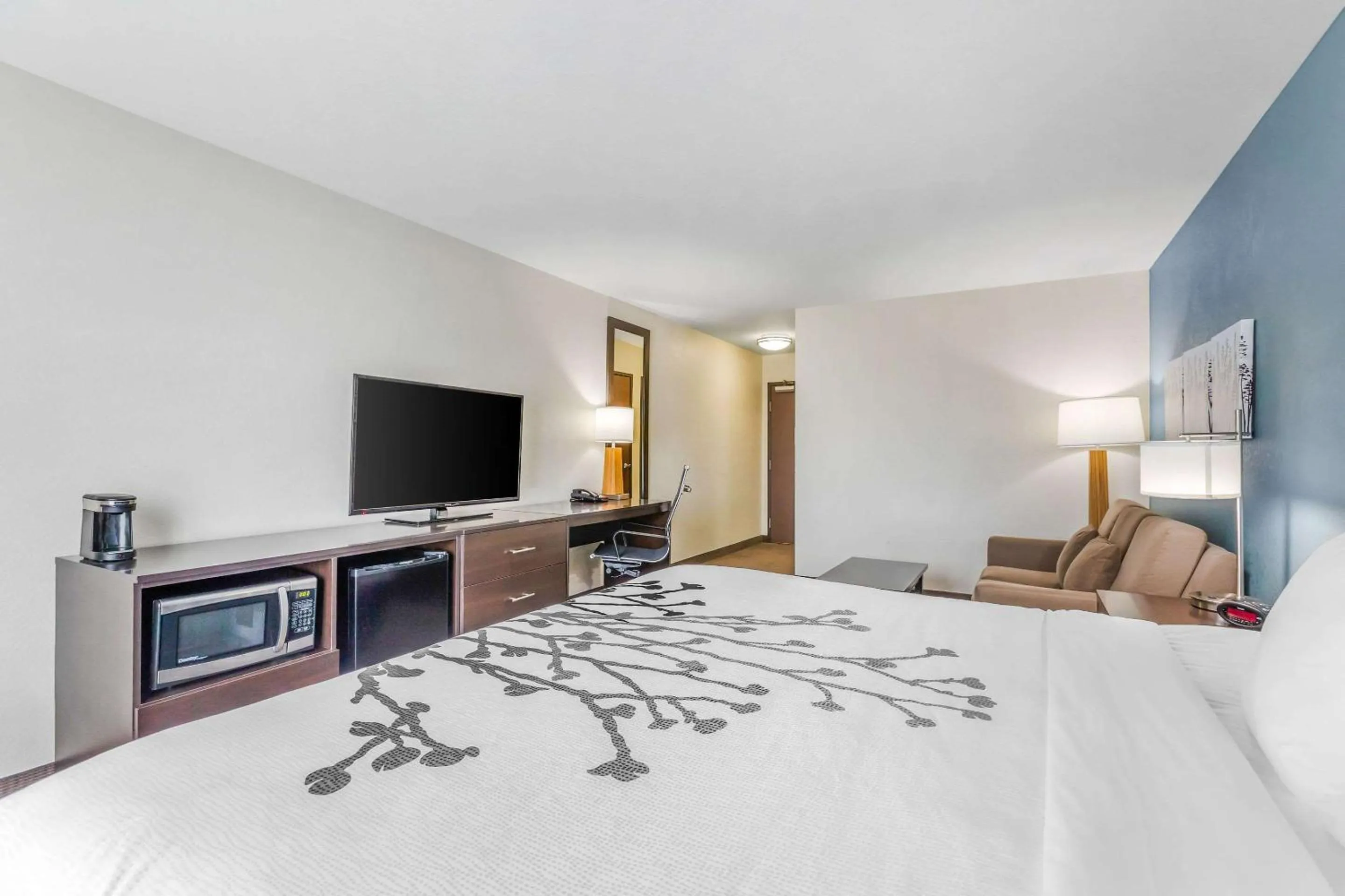 Photo of the whole room, Bed in Sleep Inn & Suites Ames near ISU Campus