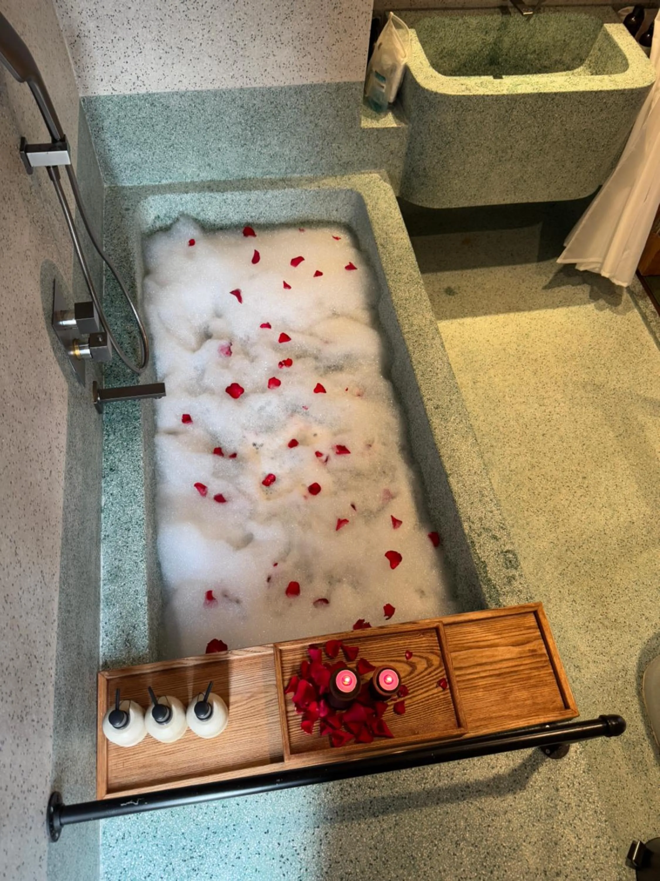 Bath, Bed in The Pink Boutique Hotel