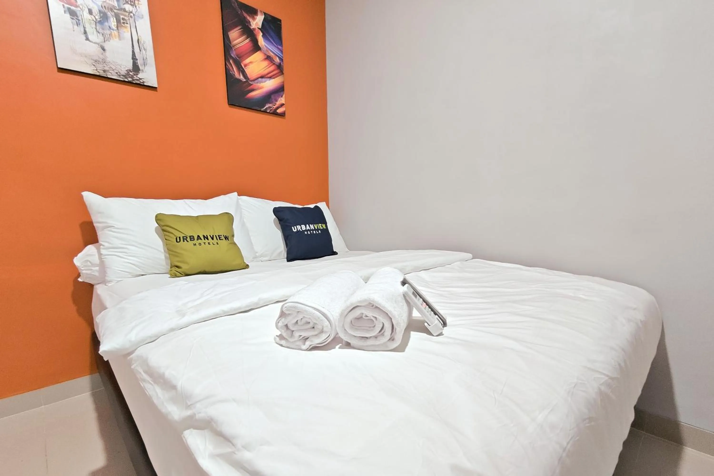 Bedroom, Bed in Urbanview Green Lake Sunter Residence