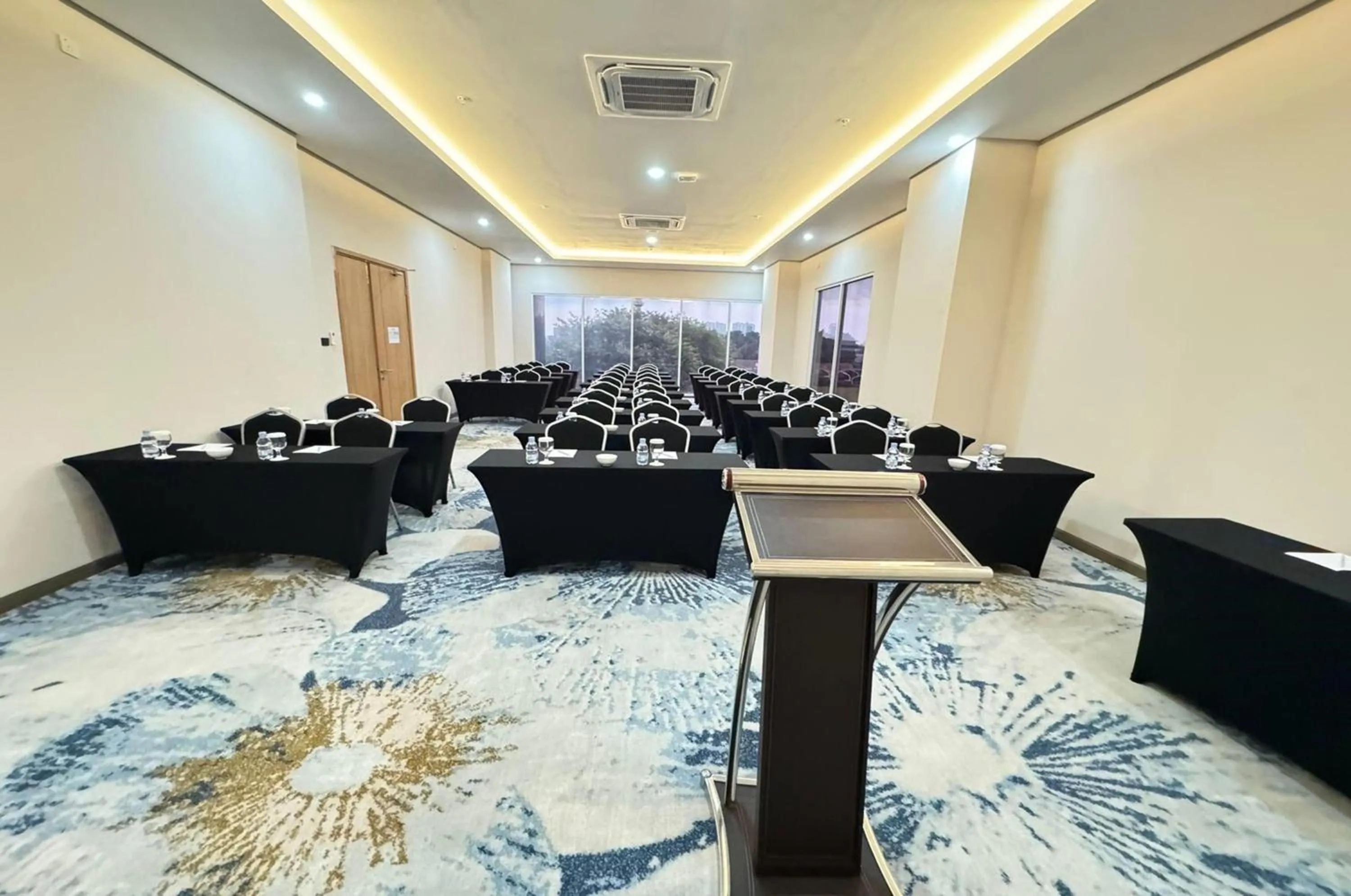 Meeting/conference room in Howard Johnson By Wyndham Tangerang