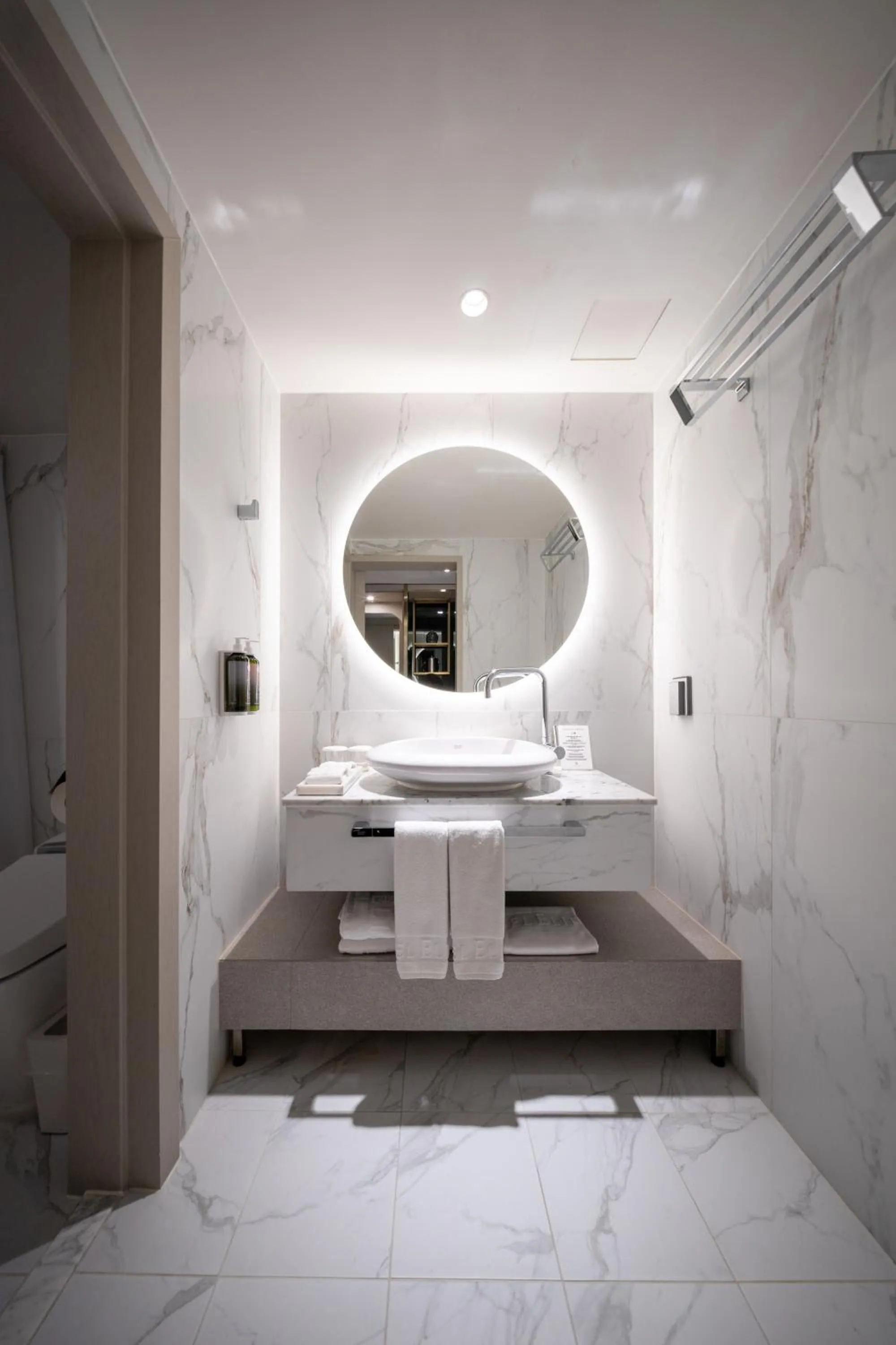 Shower in Eliena Hotel Seoul Gangnam