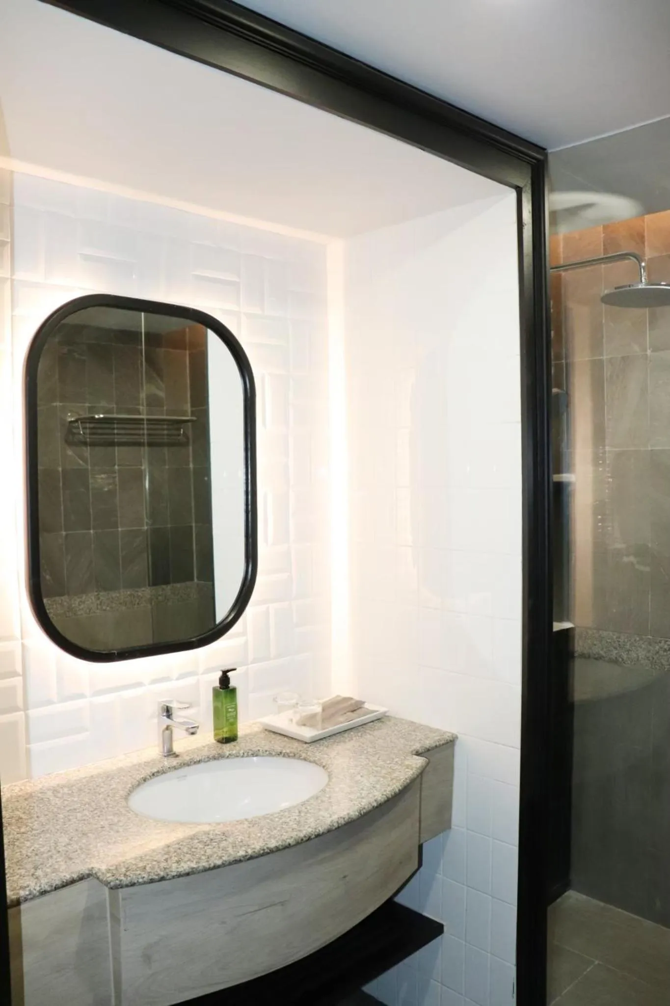 Shower in The Quarter Saphankhwai by UHG