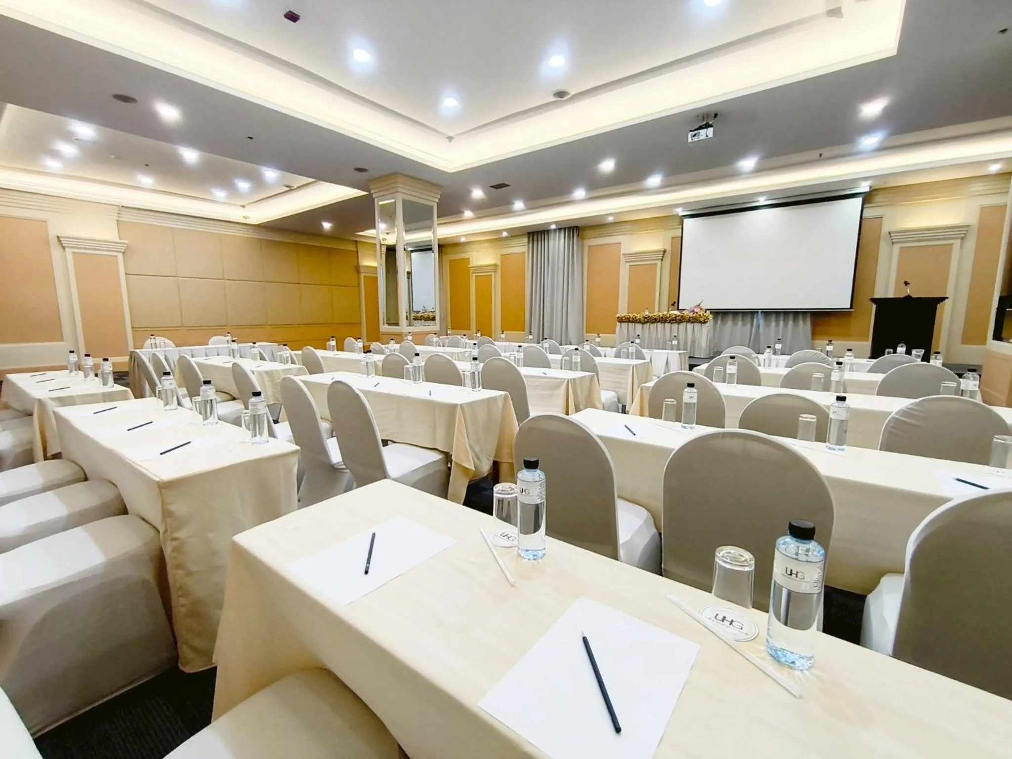 Meeting/conference room in The Quarter Saphankhwai by UHG