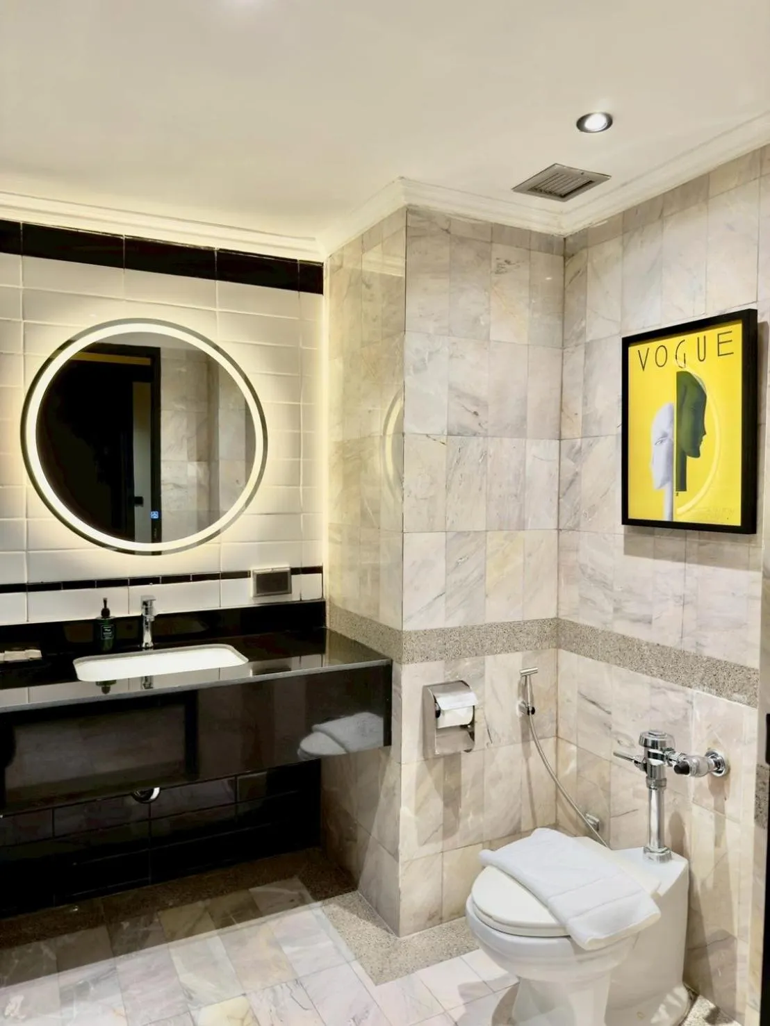 Toilet in The Quarter Saphankhwai by UHG