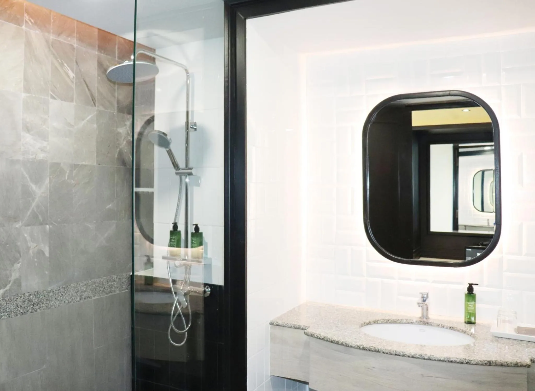 Shower in The Quarter Saphankhwai by UHG