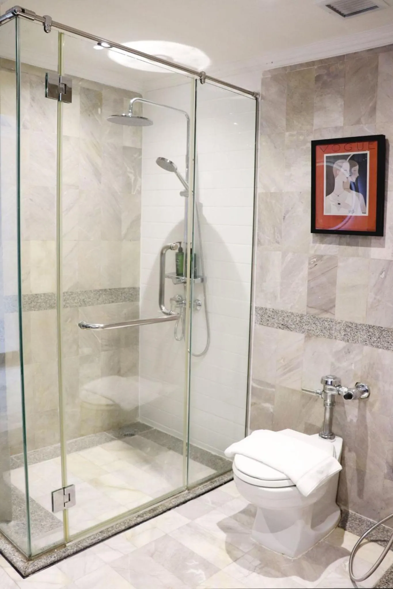 Shower in The Quarter Saphankhwai by UHG