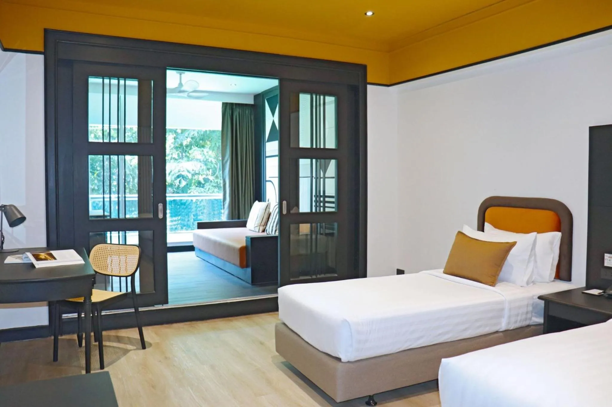 Living room, Bed in The Quarter Saphankhwai by UHG