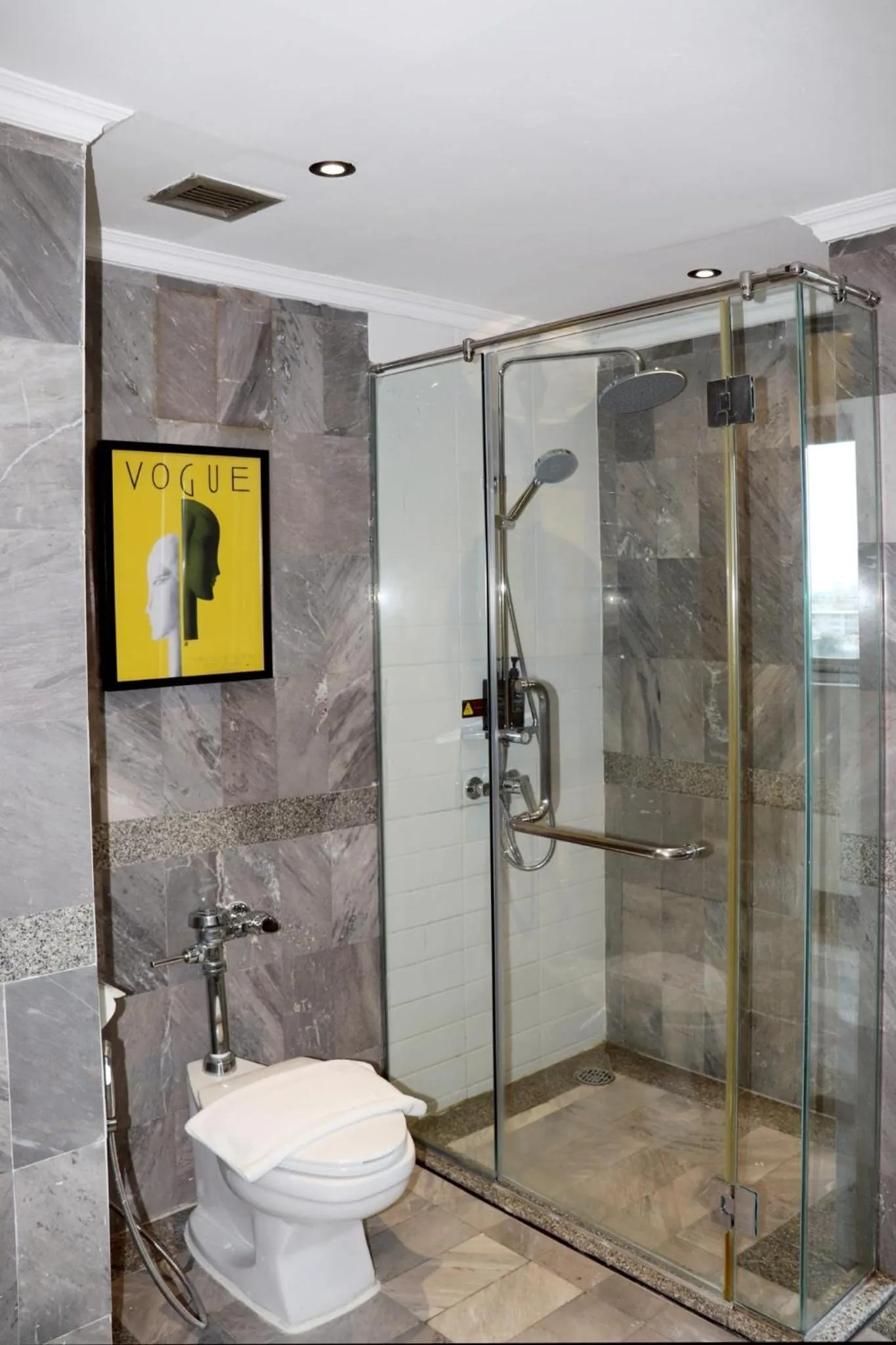 Shower in The Quarter Saphankhwai by UHG