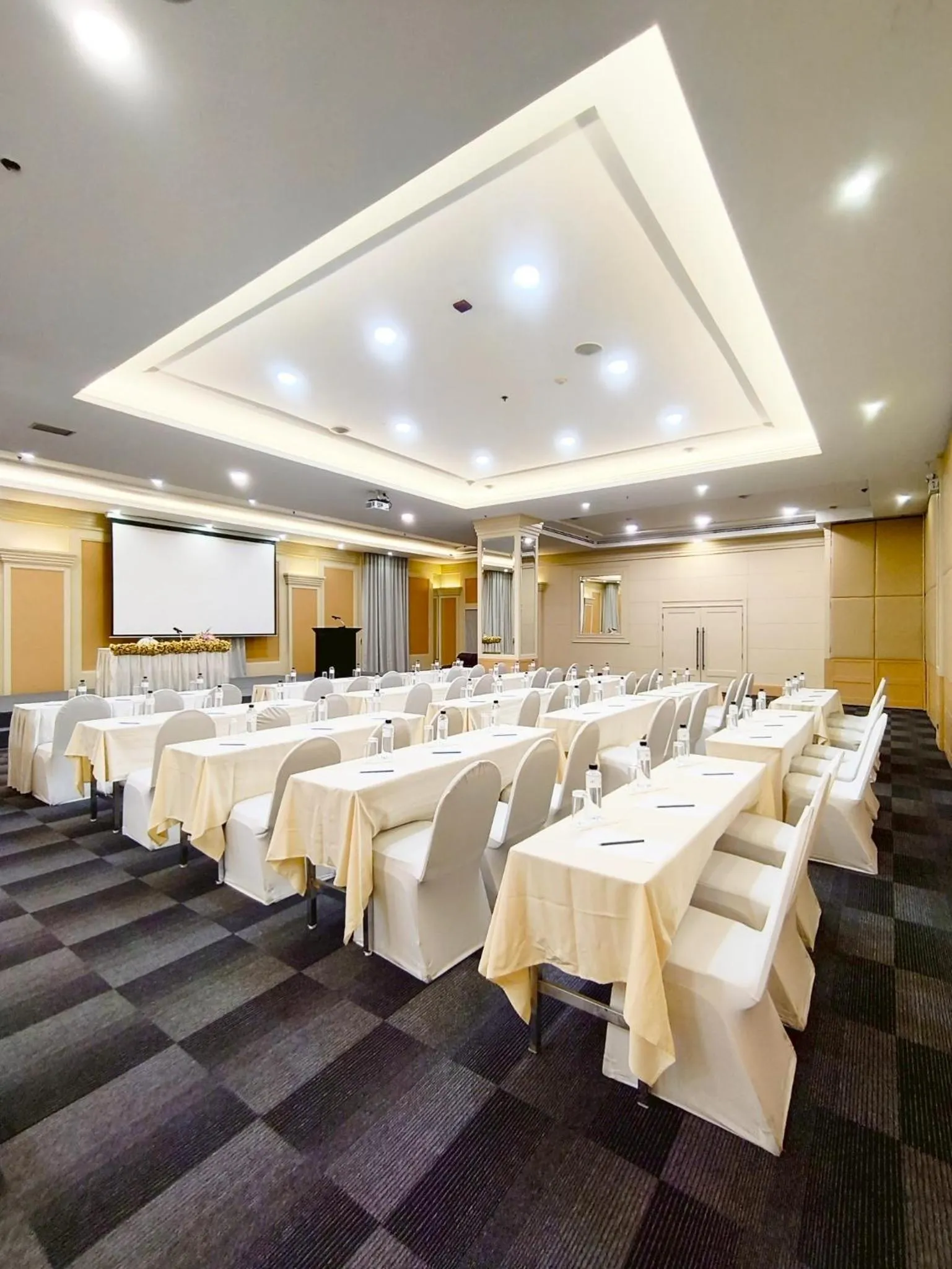 Meeting/conference room in The Quarter Saphankhwai by UHG
