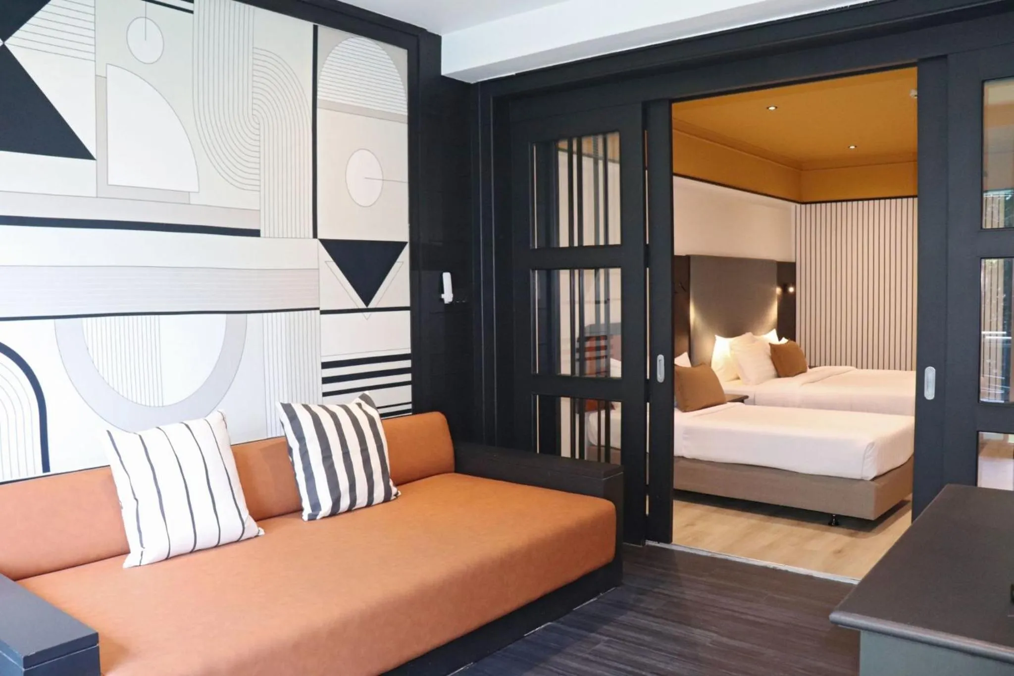 Living room, Bed in The Quarter Saphankhwai by UHG