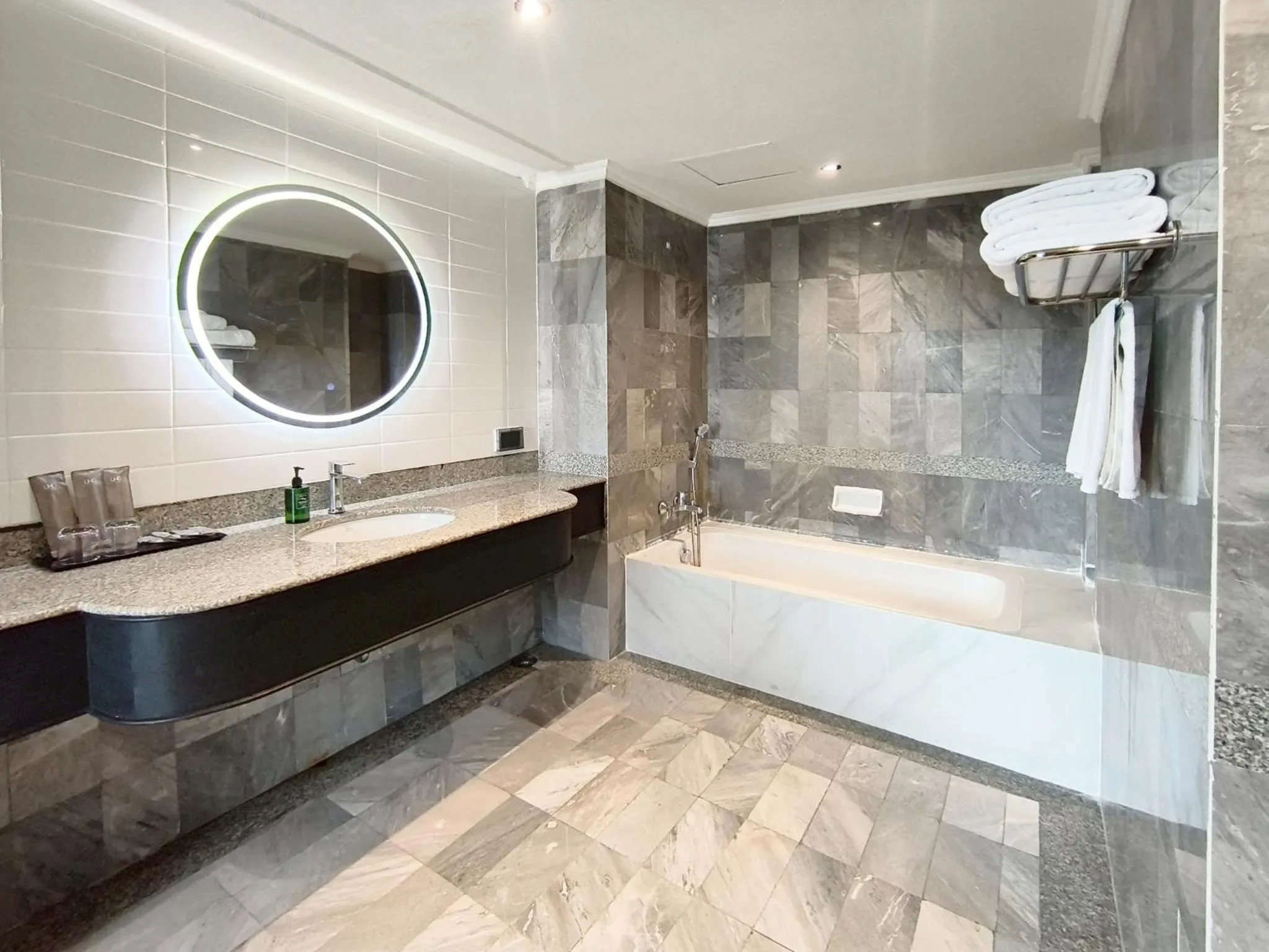 Shower in The Quarter Saphankhwai by UHG