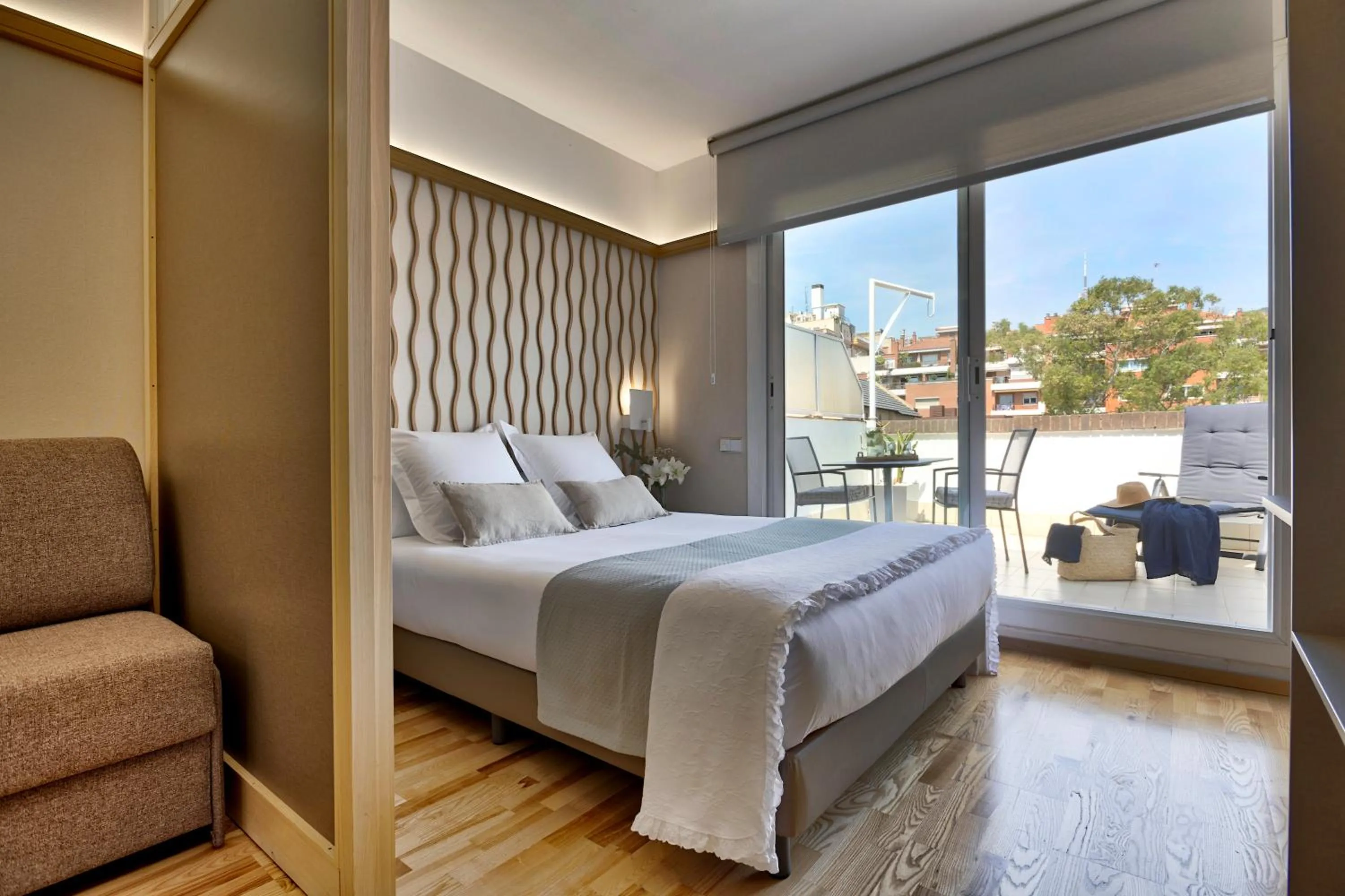 Photo of the whole room, Bed in Bonanova Suite